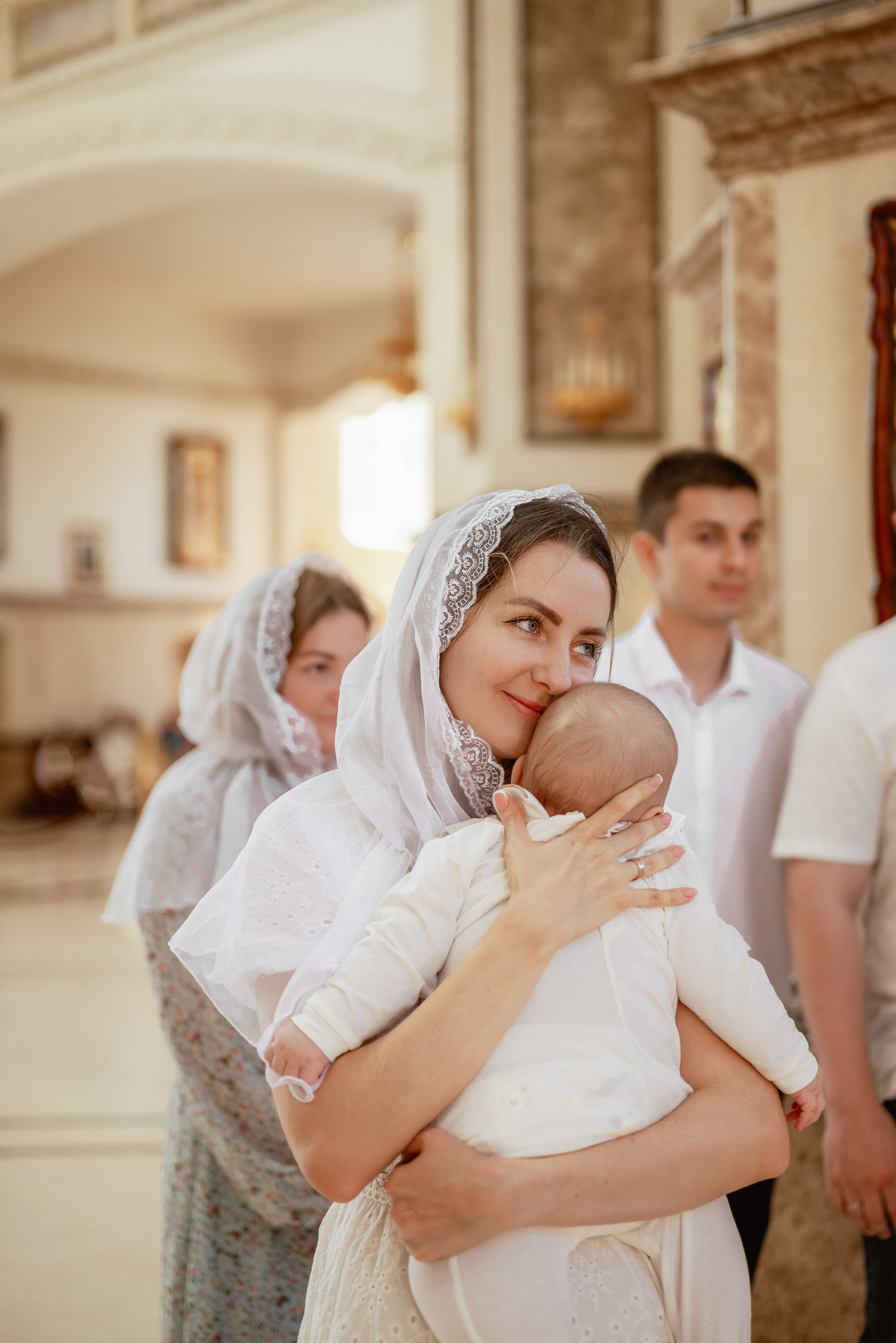 Крещение в светлом храме. Юлия Басня семейный и свадебный фотограф в Донецке