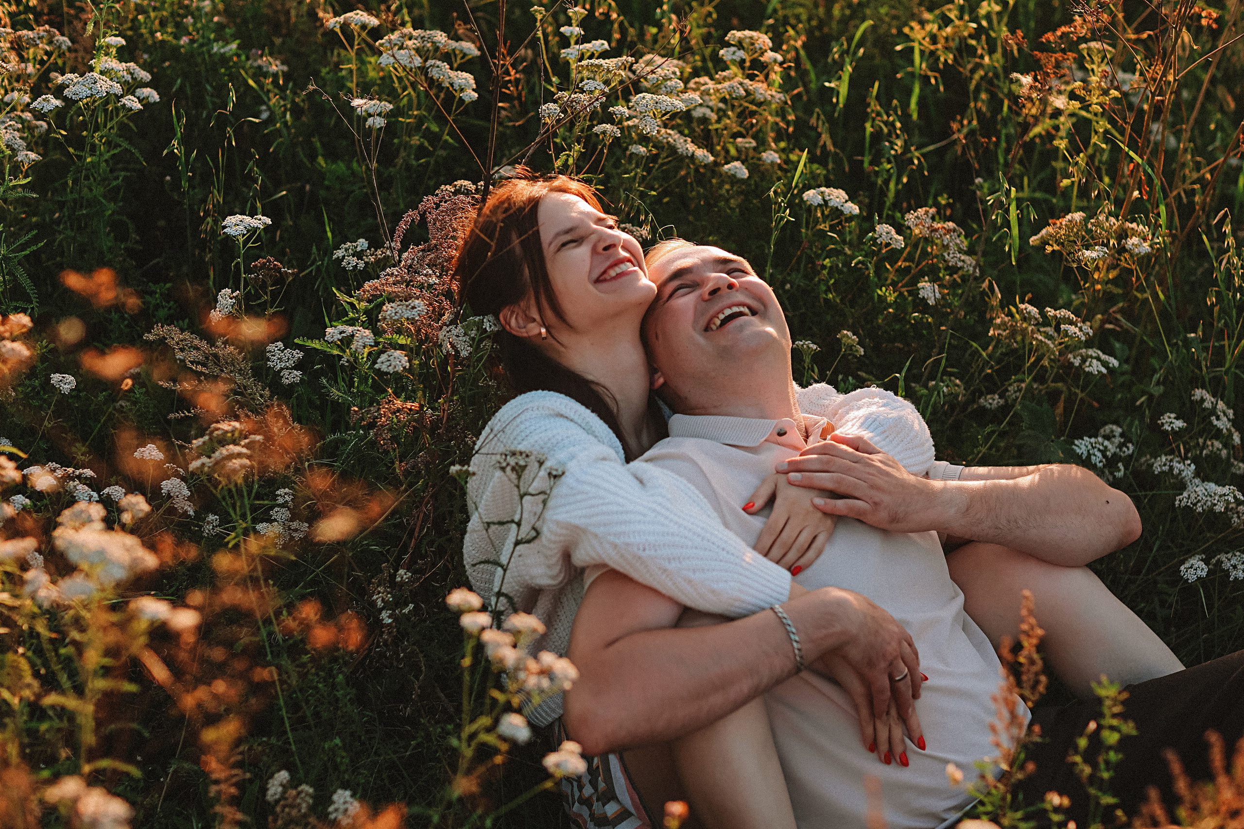 Поле love story на закате. Семейный фотограф Тюмень, фотограф на роды Салмина Мария