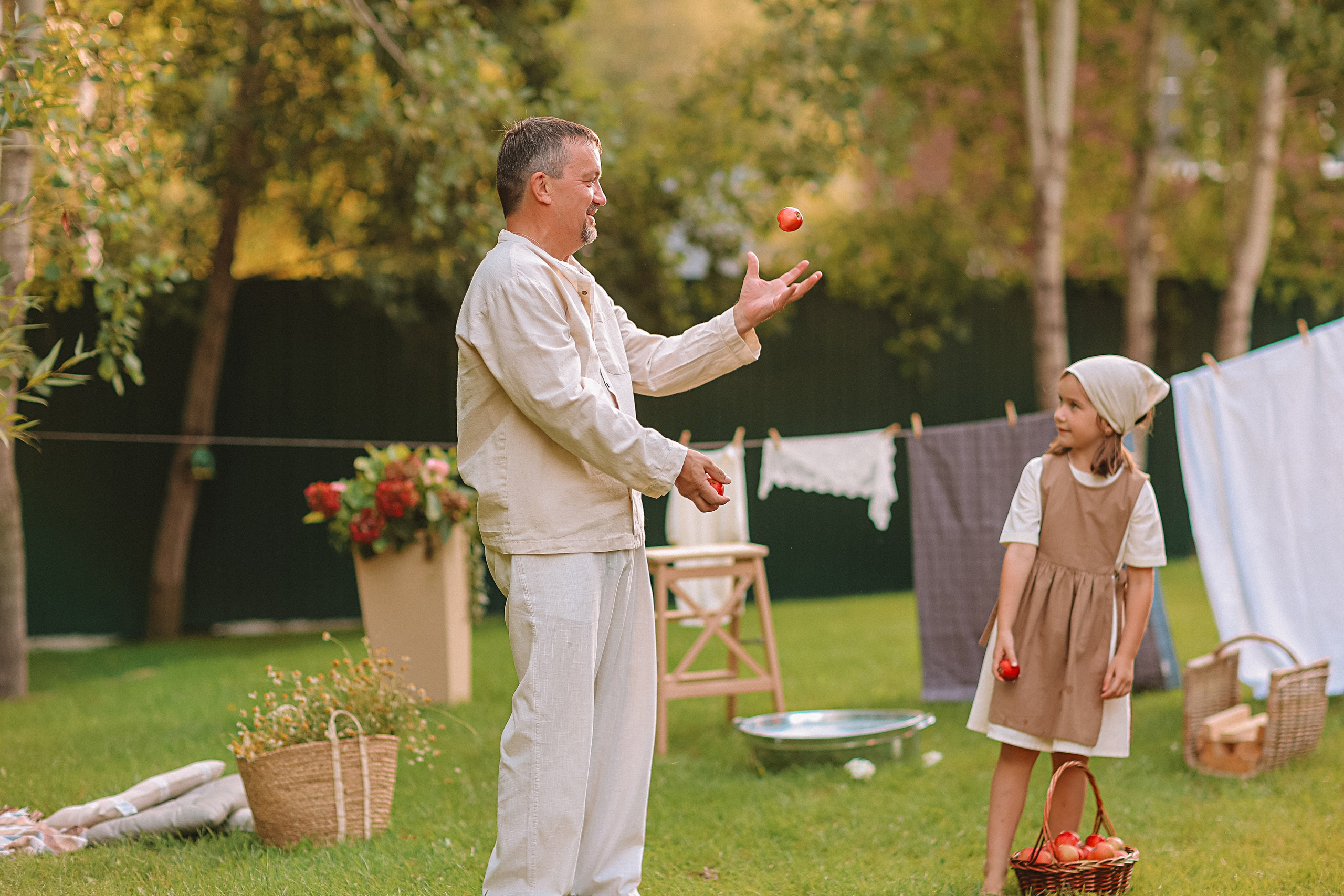 Стирка у дома. Семейный фотограф Тюмень, фотограф на роды Салмина Мария