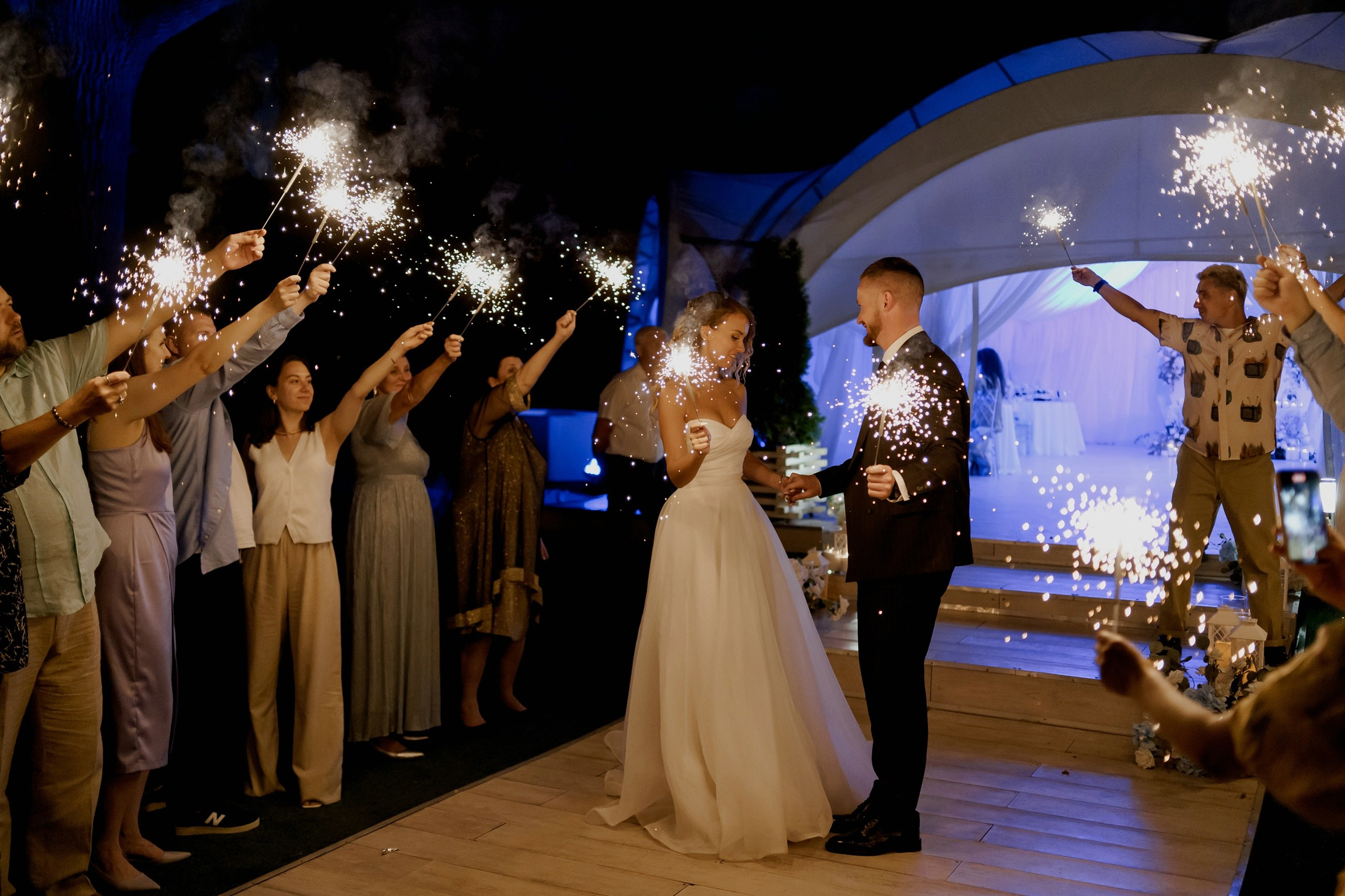 Фотосессия с бенгальскими огнями на свадьбе