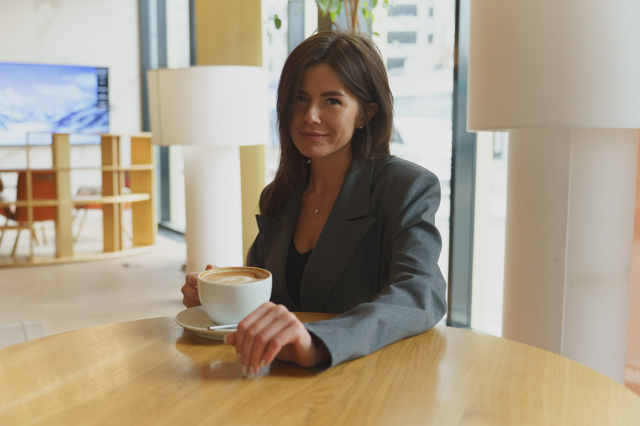 Портреты в кафе — стильные бизнес-портреты для блогера | Профессиональный портретный фотограф Екатеринбург