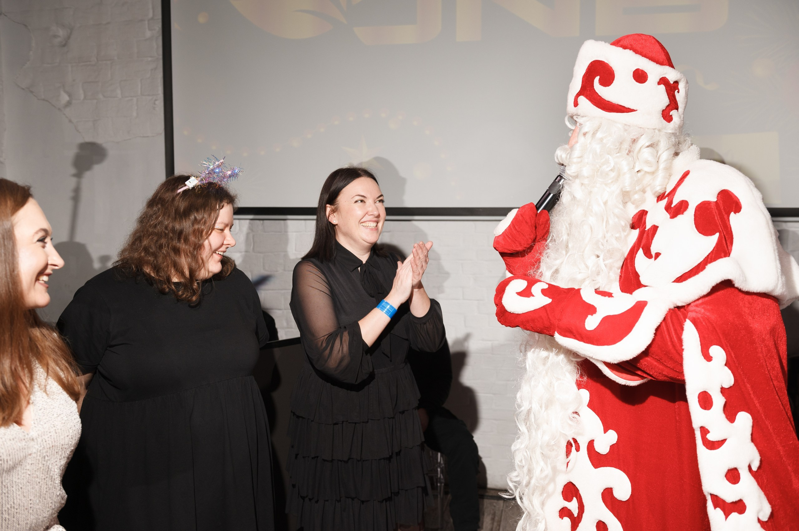 Новогодний корпоратив в стиле Неоновая вечеринка. Праздничное агентство ПИОН