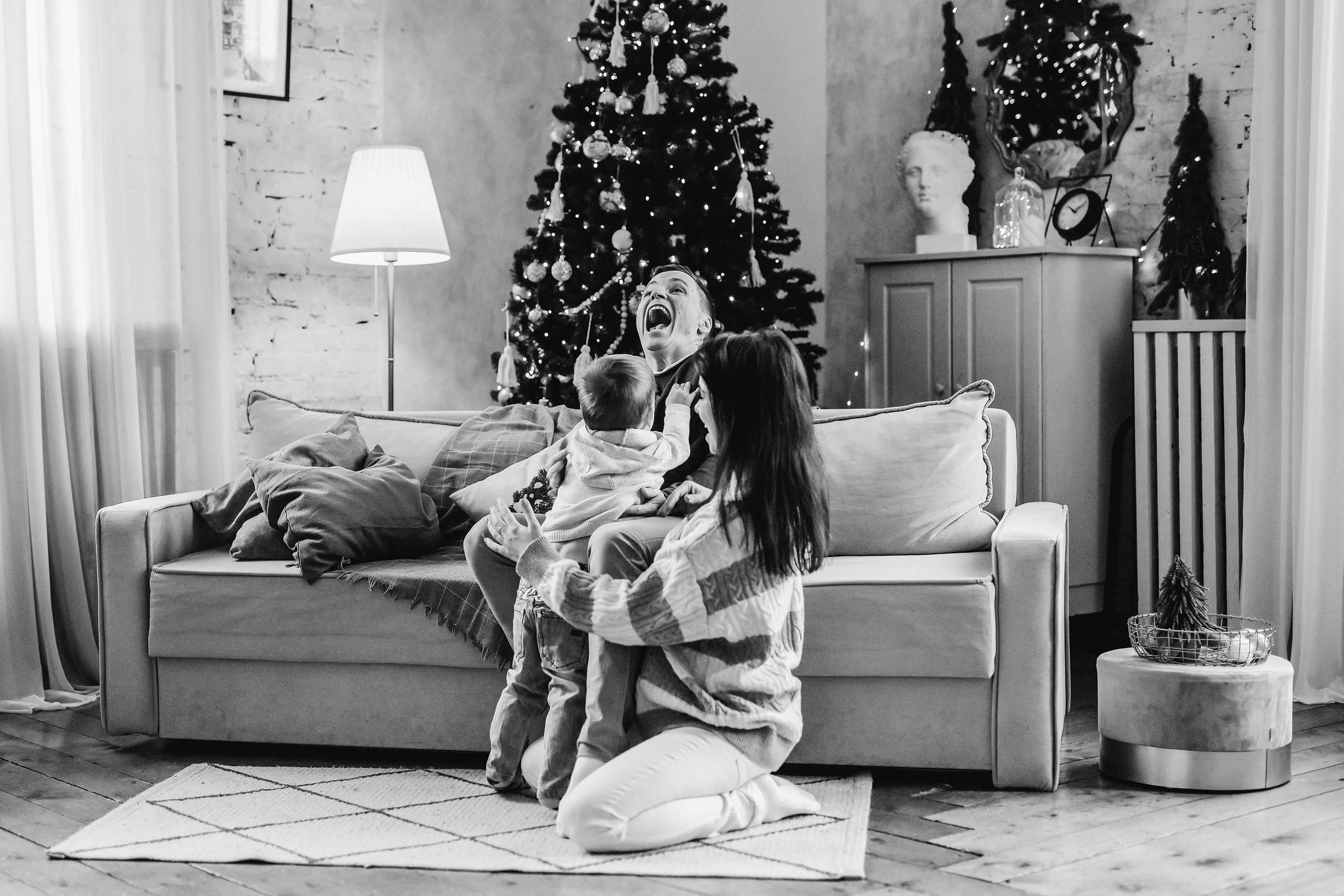 Новогодняя семейная фотосессия: уютные фото у ёлки в студии в Красноярске. 📸 Свадебный и семейный фотограф в Красноярске Тихомиров Евгений | 17 лет опыта | 800+ свадеб