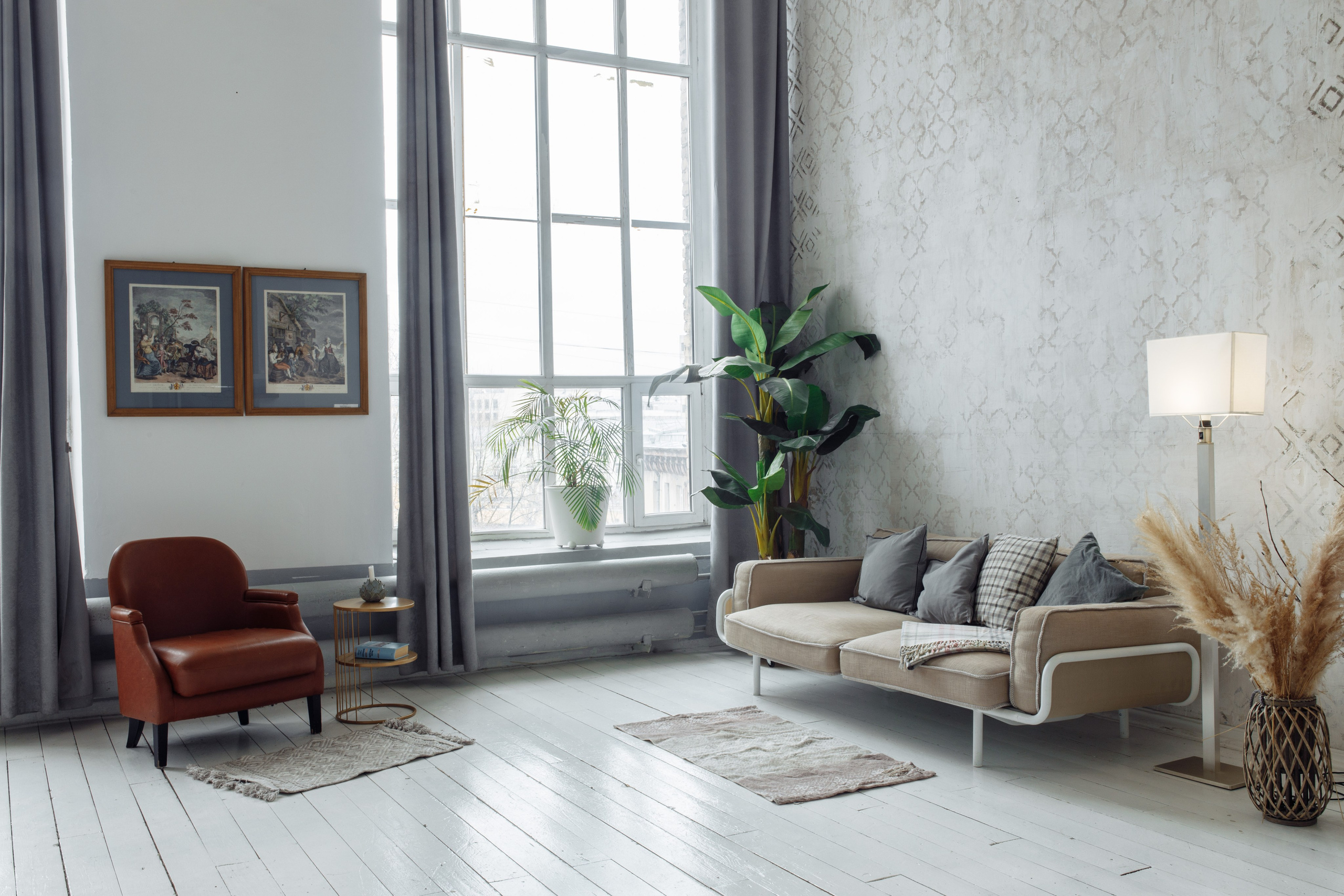 кресло у окна рядом с кроватью и ночной лампой торшером, белый пол