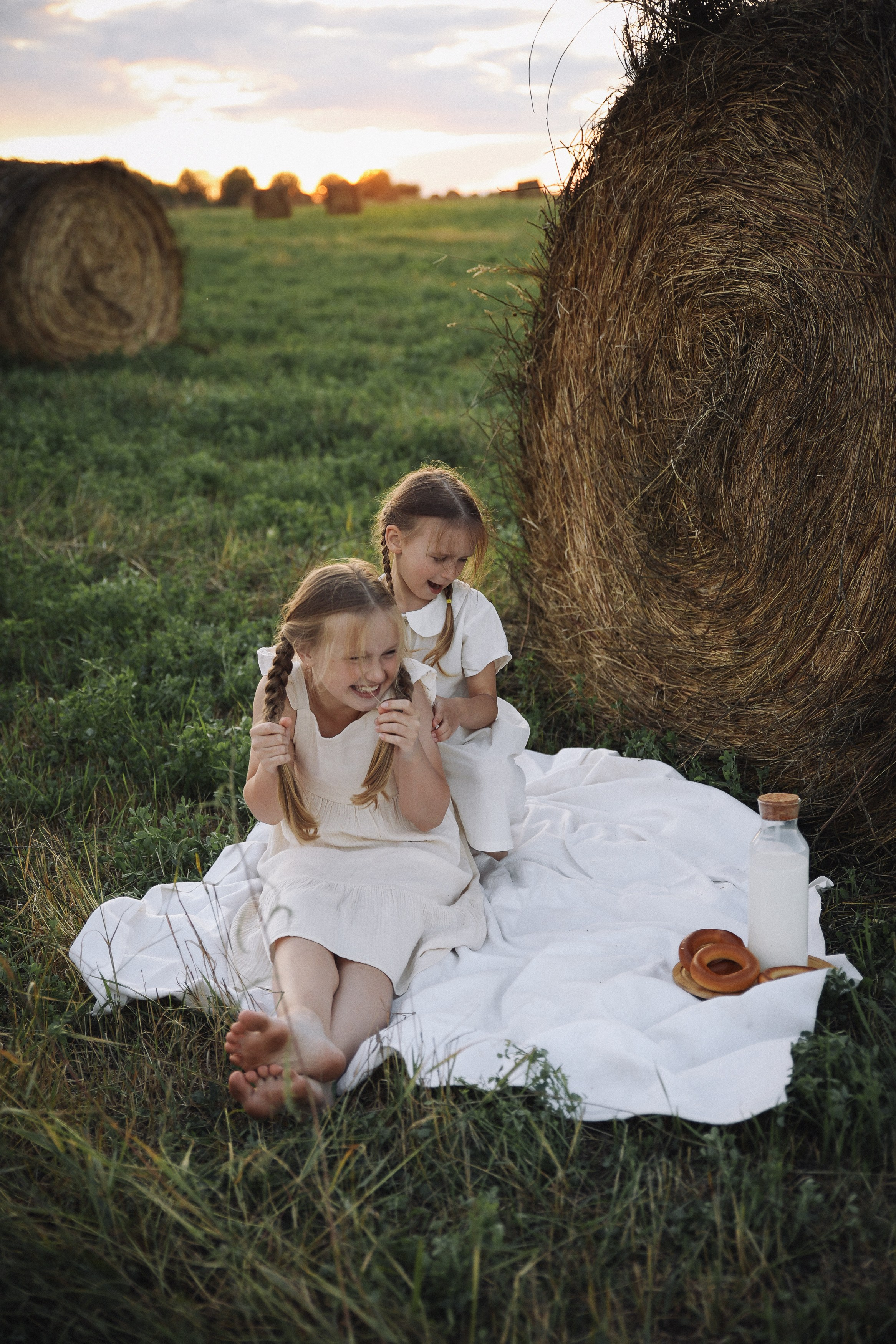 Фотосессия в поле летняя фотосессия в стогах. Фотограф Владимир Москва