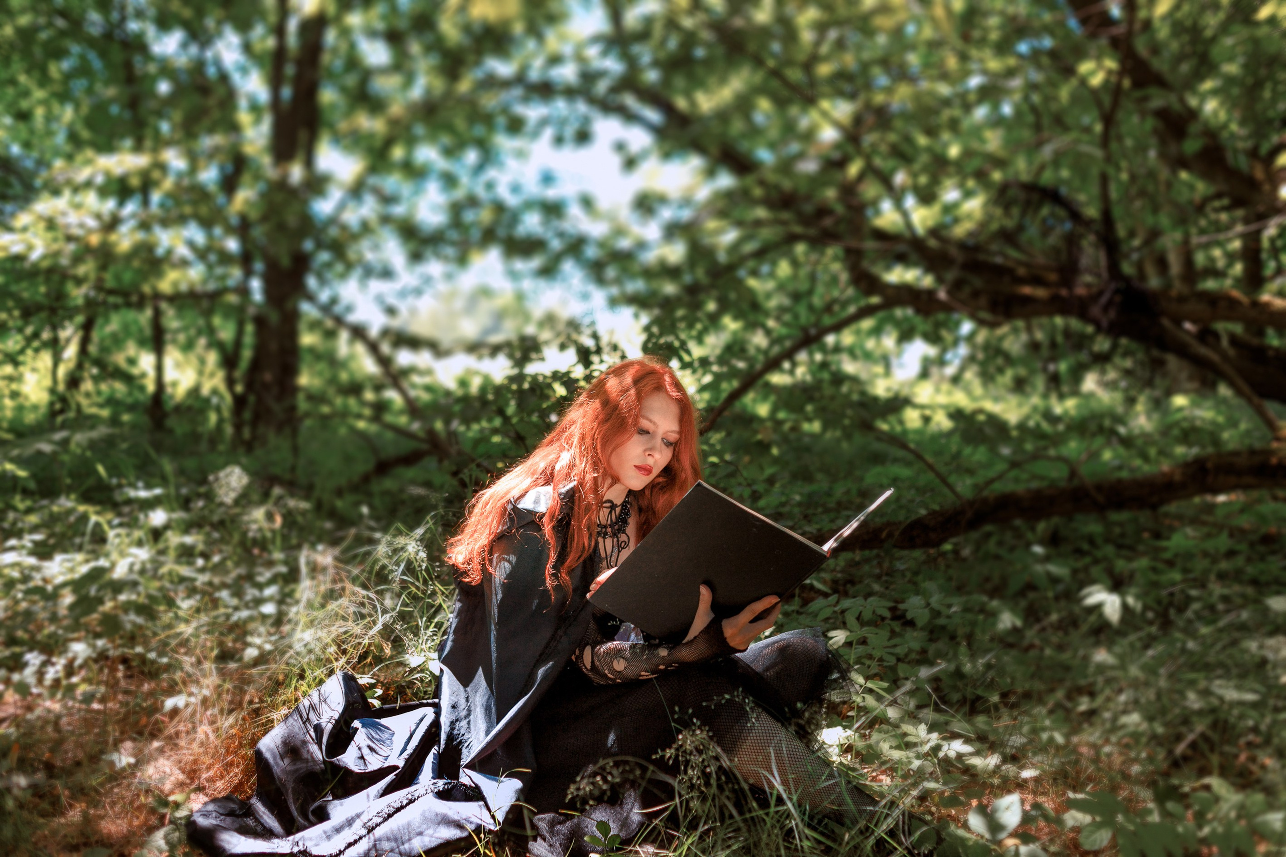 Сказочная фотосессия в образе молодой ведьмы со свечами