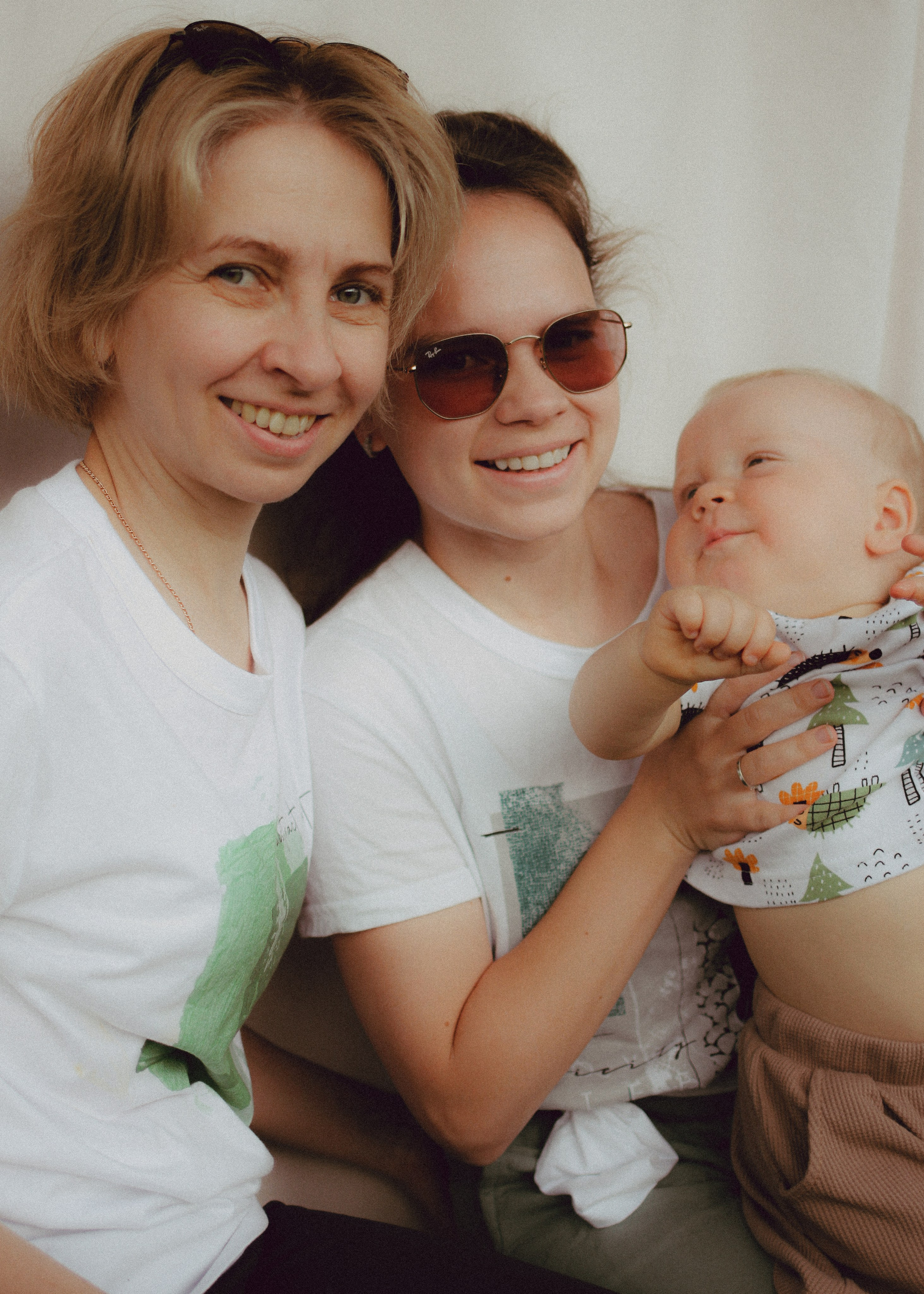 Бабушка Ира, мама Даша и маленький Ваня. Александра Крашевская. Портретный фотограф в Москве и Санкт-Петербурге