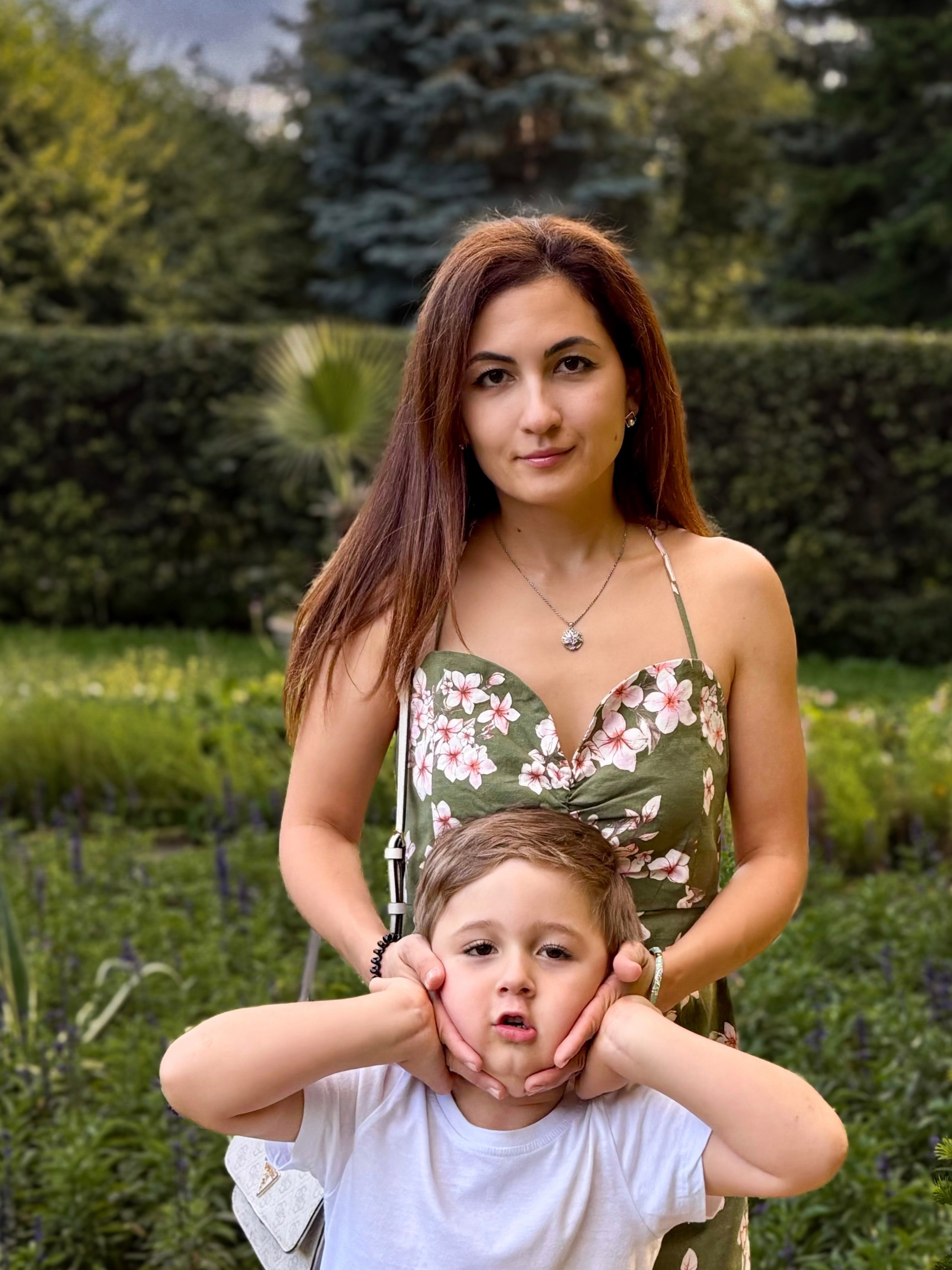 Шахноза с сыновьями. Студия фото, видеографии и мультимедийного дизайна в Москве Multi Frame Studio