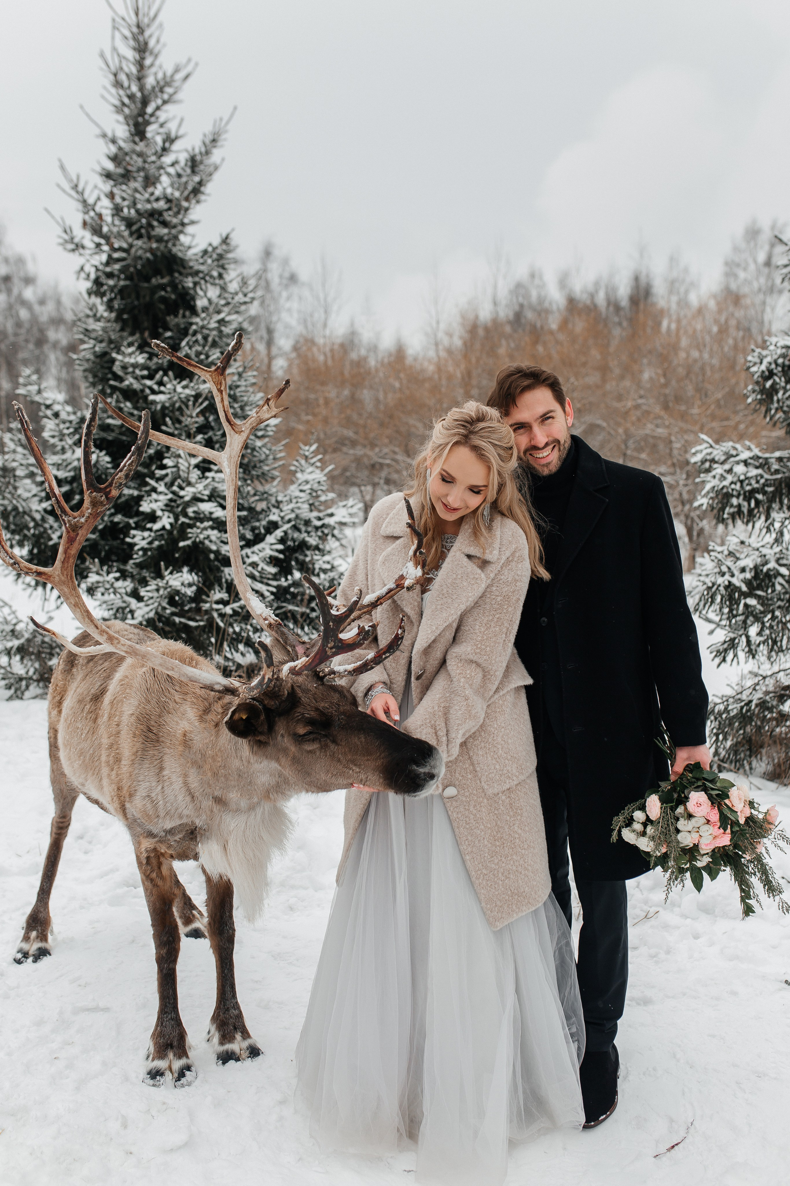 Зимняя фотосессия на улице с оленем