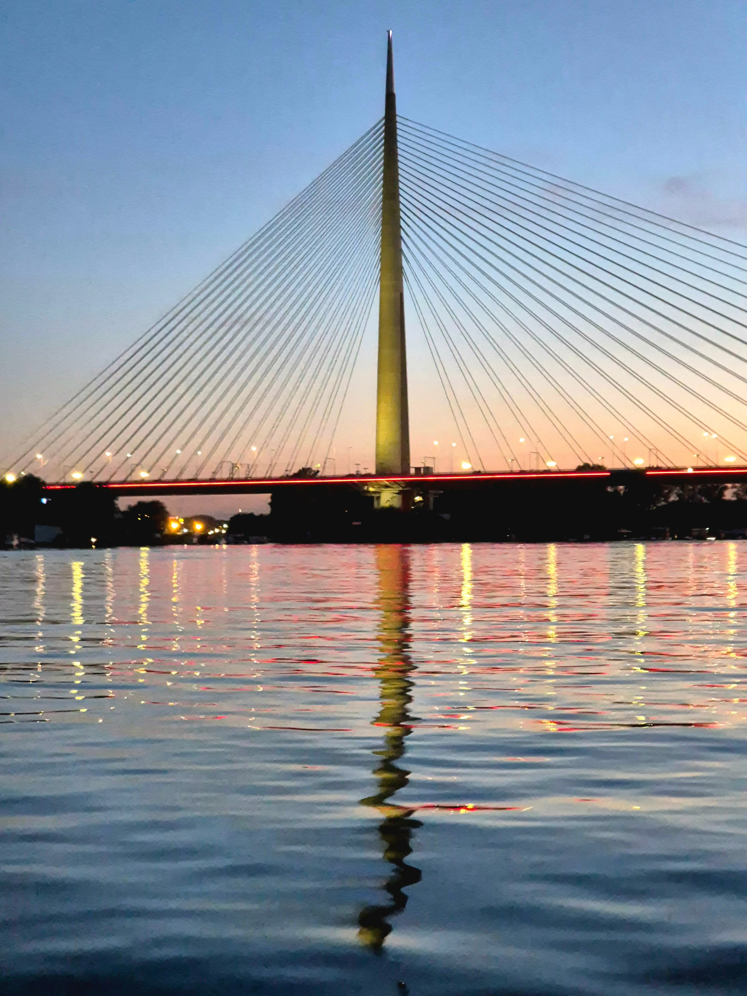 Мост задумывался с 1923 г, но до реализации дошло дело только в XXI в. В 2012 г мост был открыт. Высота моста - 200 м, длина - 964 м