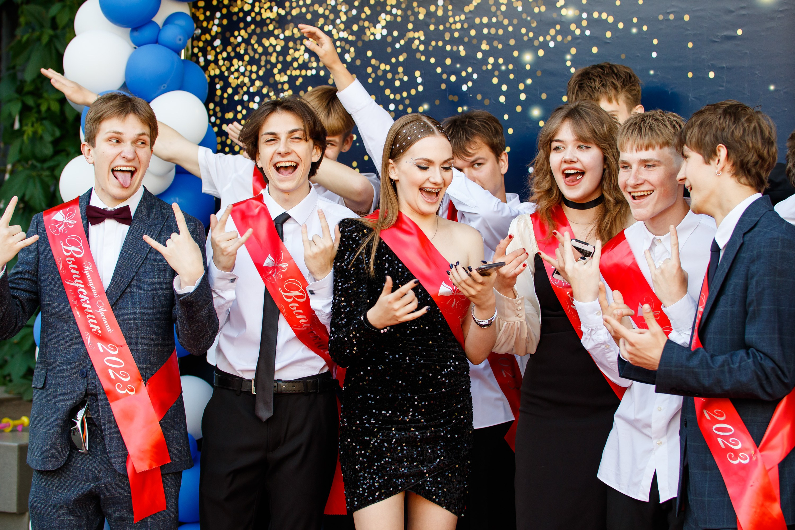 Фотограф на выпускной в Минске, репортажная съёмка школьного выпускного на улице в Беларуси