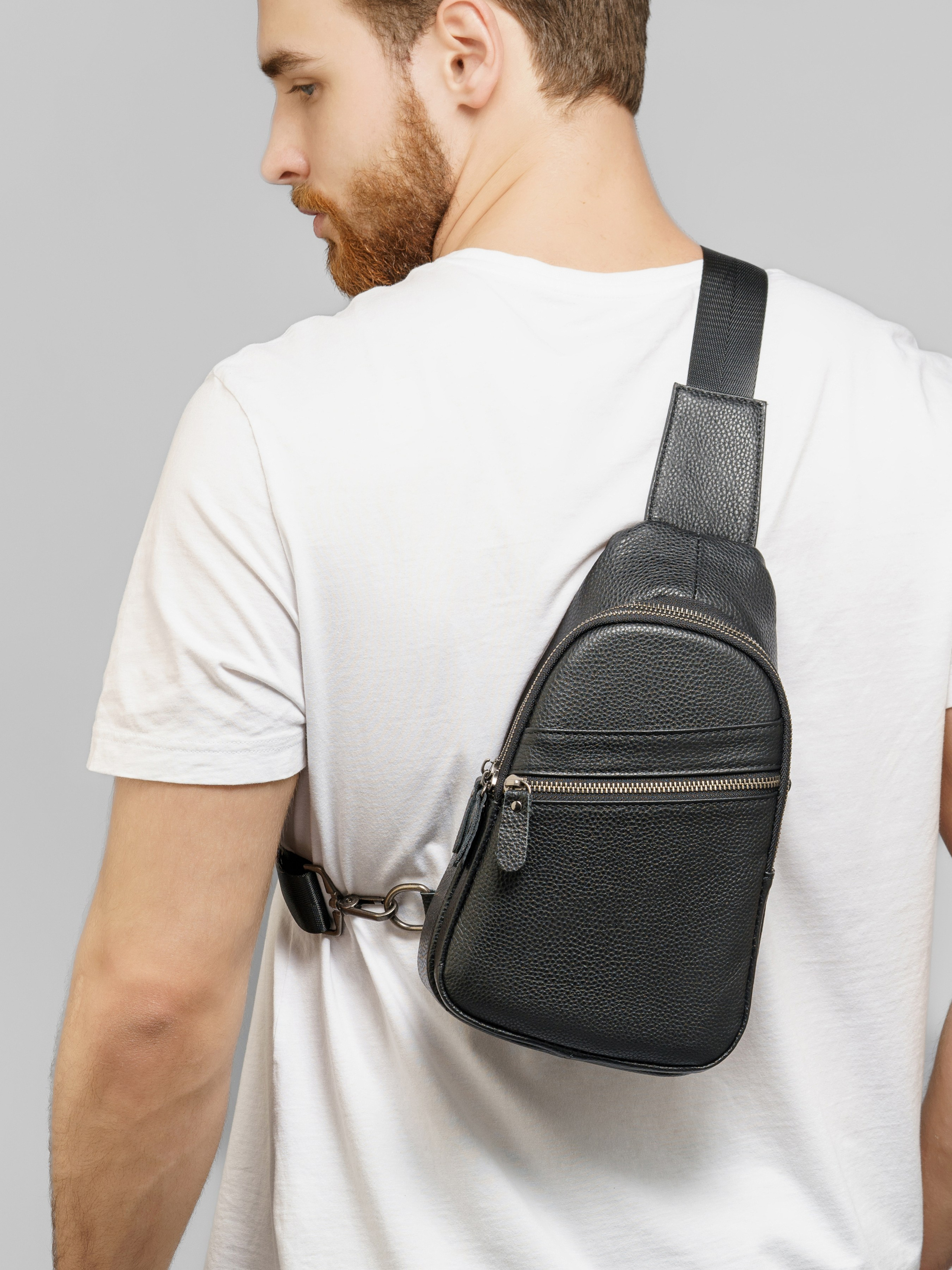 Сумки-бананки, модель Кирилл. KED Production — продакшн из СПб. Создаём фото, видео и контент, который помогает брендам и селлерам продавать больше