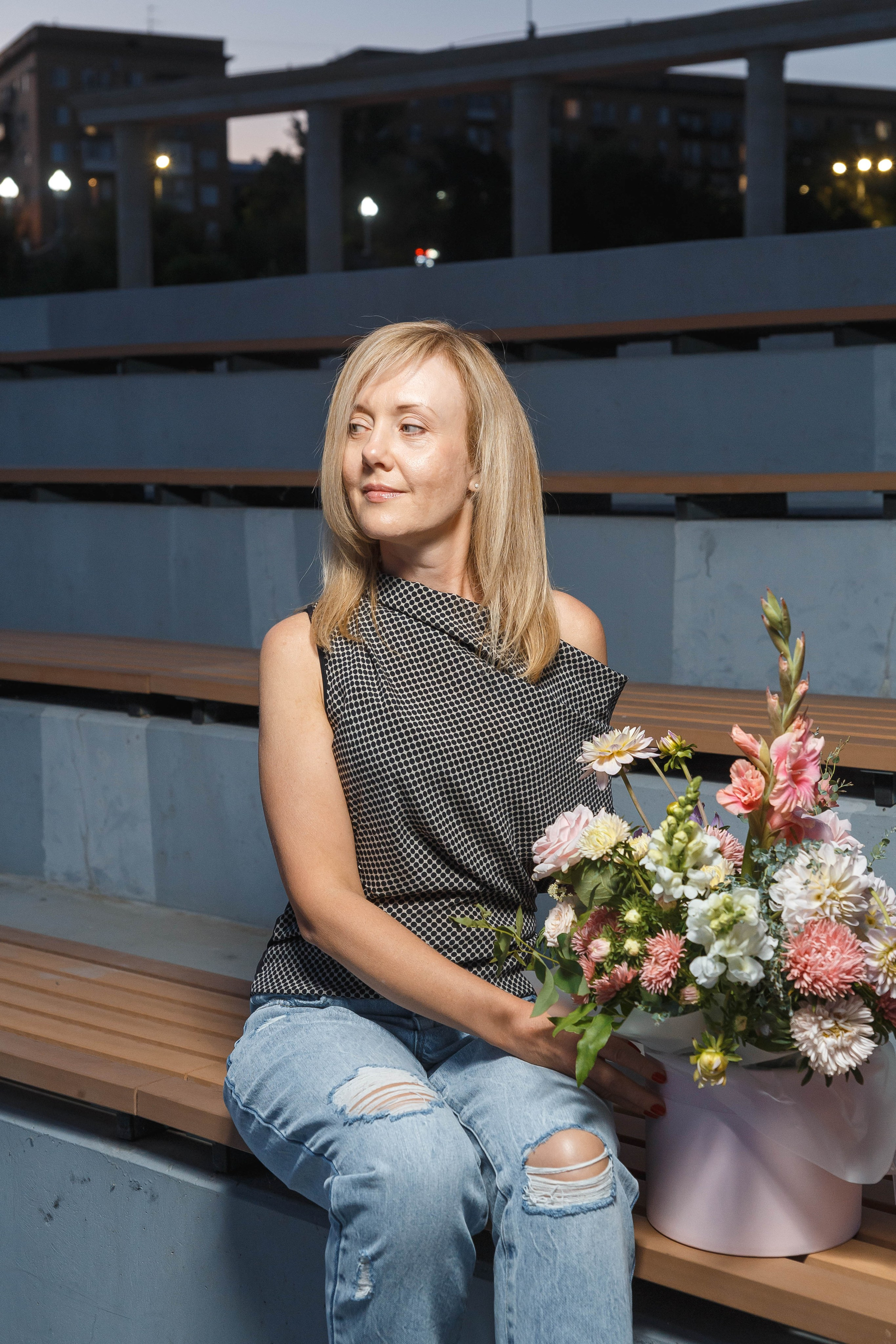 День рождения Оксаны: подруги, набережная, торт, шампанское. Событийный фотограф Максим Бескоровайновнов