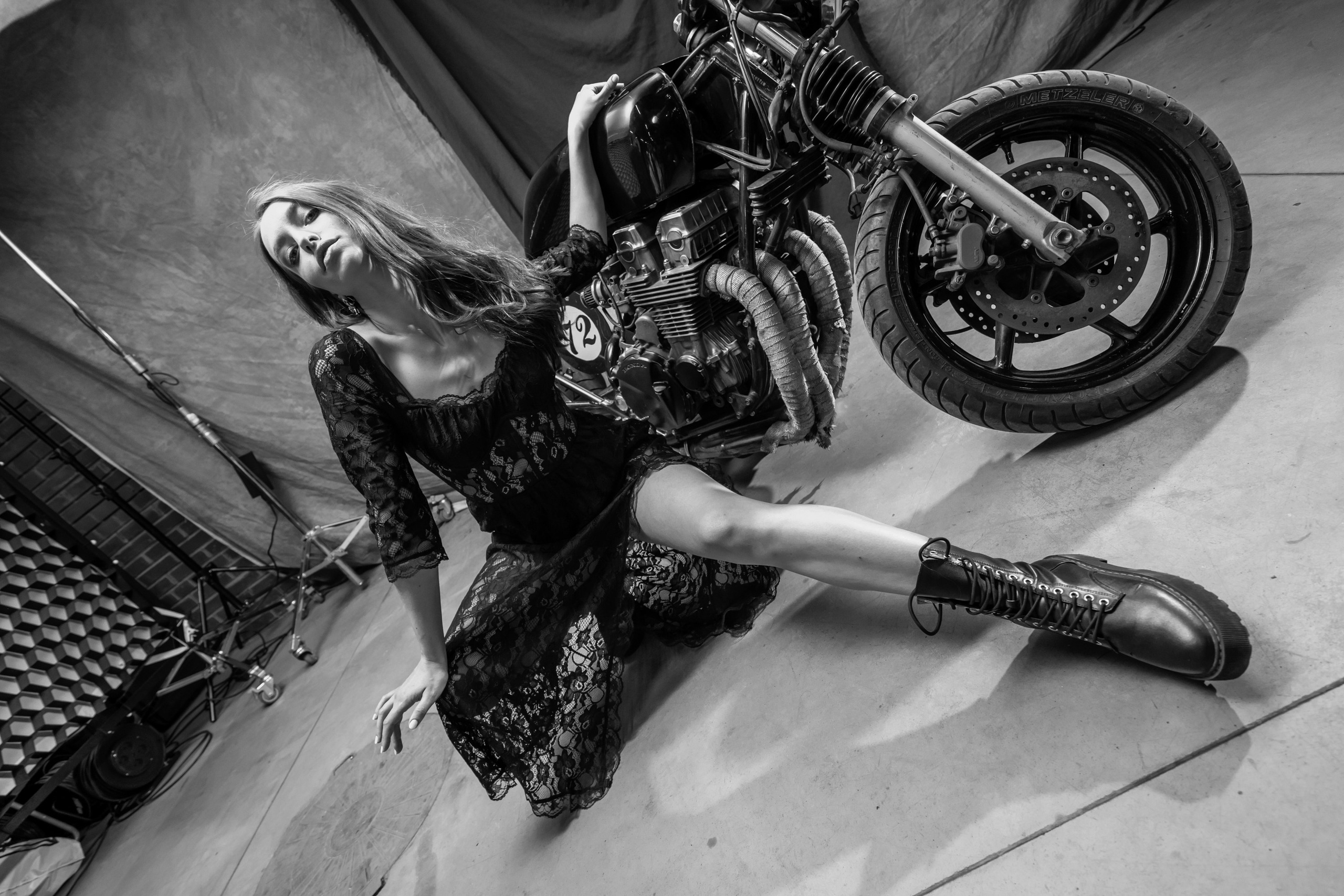 Девушки-байкеры — Фотосессия с мотоциклом в Питере. Свадебный, семейный, портретный, репортажный фотограф в Санкт-Петербурге