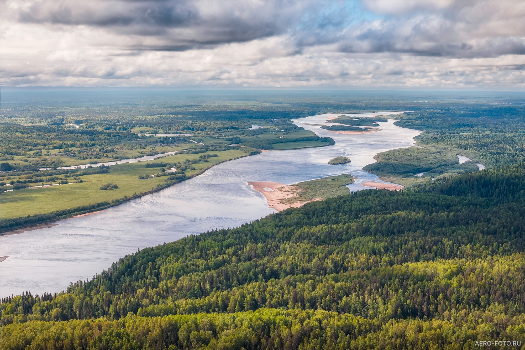 Река Пинега с дрона. Аэрофотосъемка северного пейзажа. Бескрайние леса, реки и просторы Архангельской области.