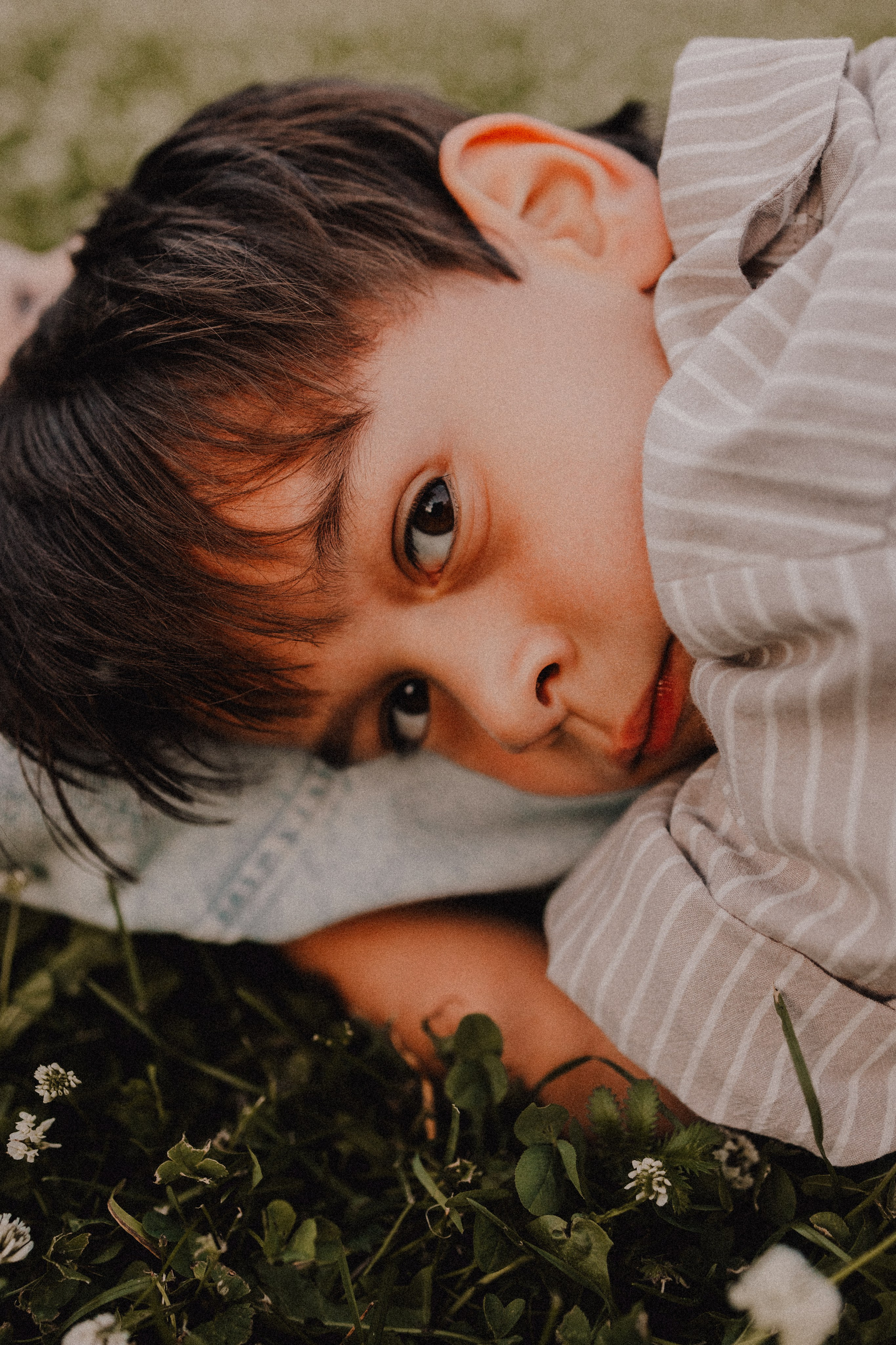 На лужайке. Семейный фотограф Москва