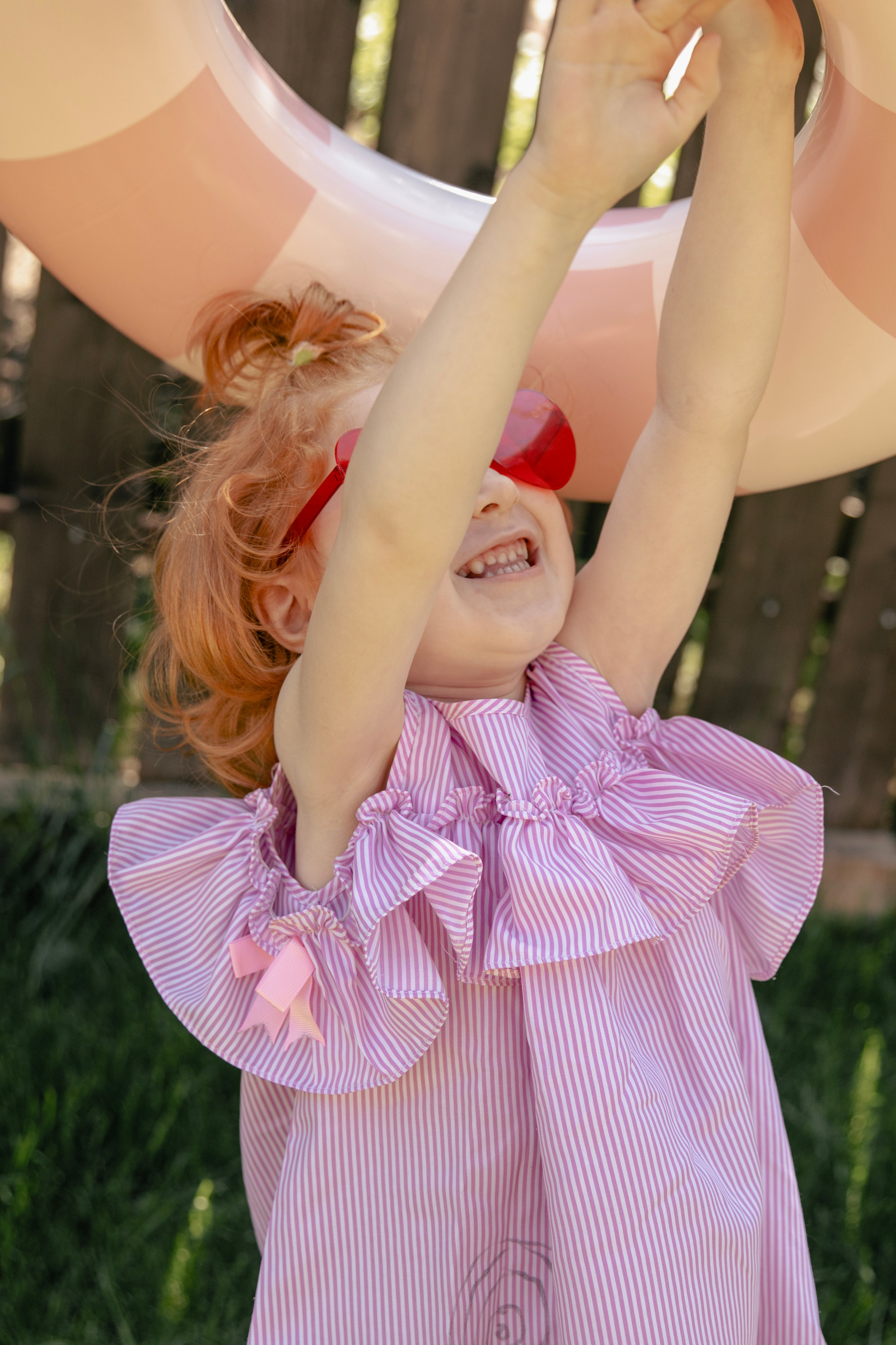 Летняя съемка девочки в саду, в бессейне, с шезлонгом, зонтиком и сахарной ватой. Фотограф новорожденных, детский фотограф  Москва.Семейная съемка Москва. Семенова Анна