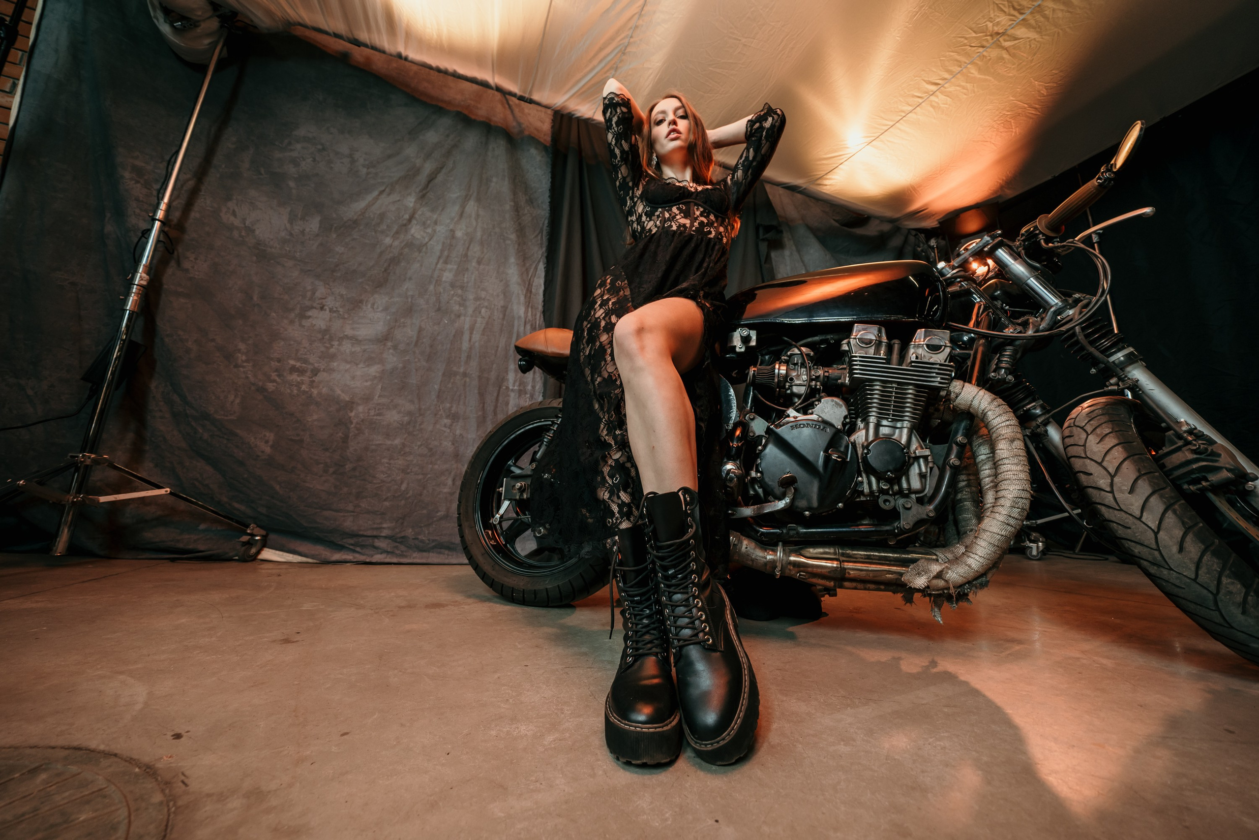 Девушки-байкеры — Фотосессия с мотоциклом в Питере. Свадебный, семейный, портретный, репортажный фотограф в Санкт-Петербурге
