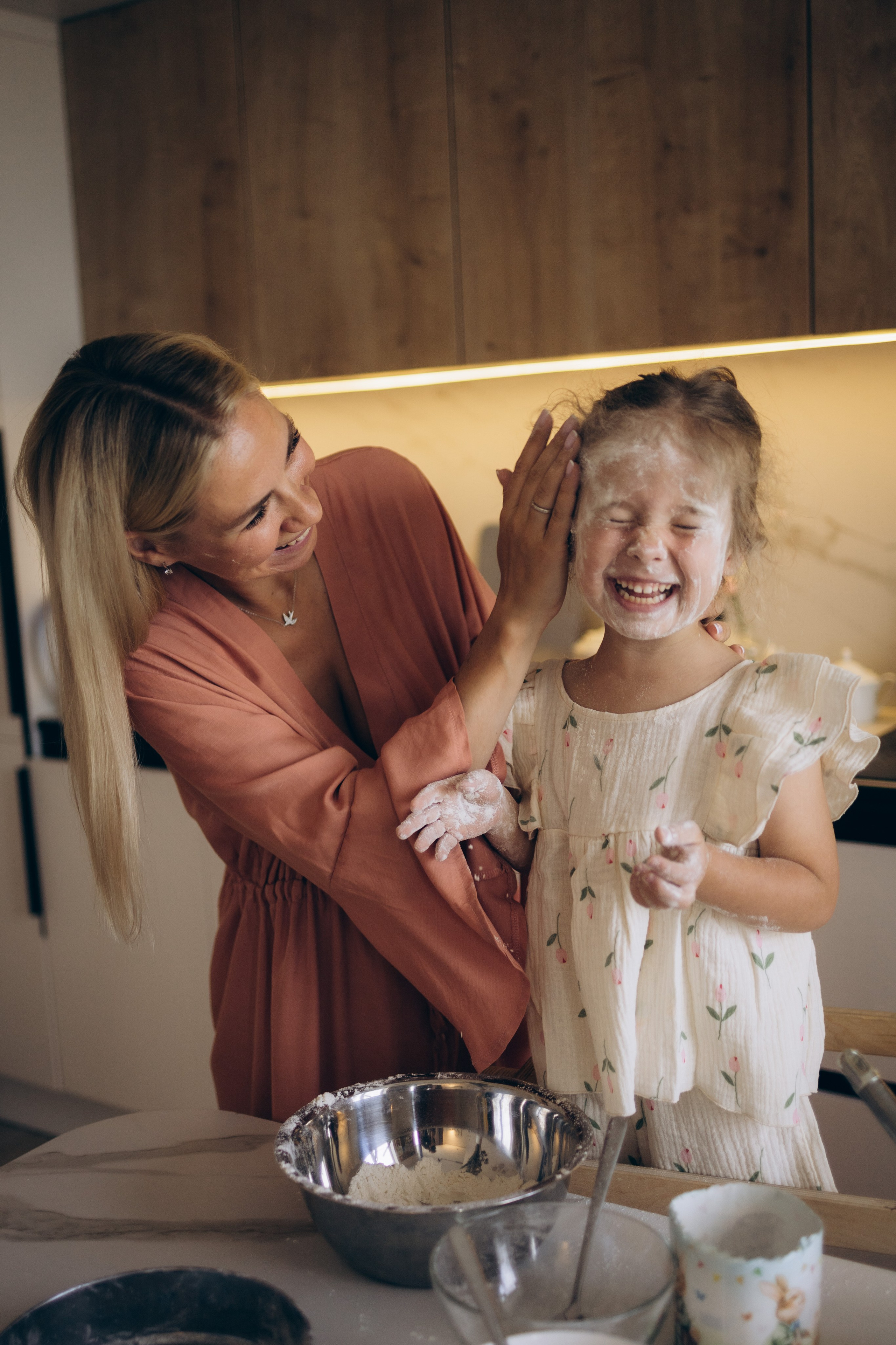 живые эмоции ребенка, когда вся измазалась в муке