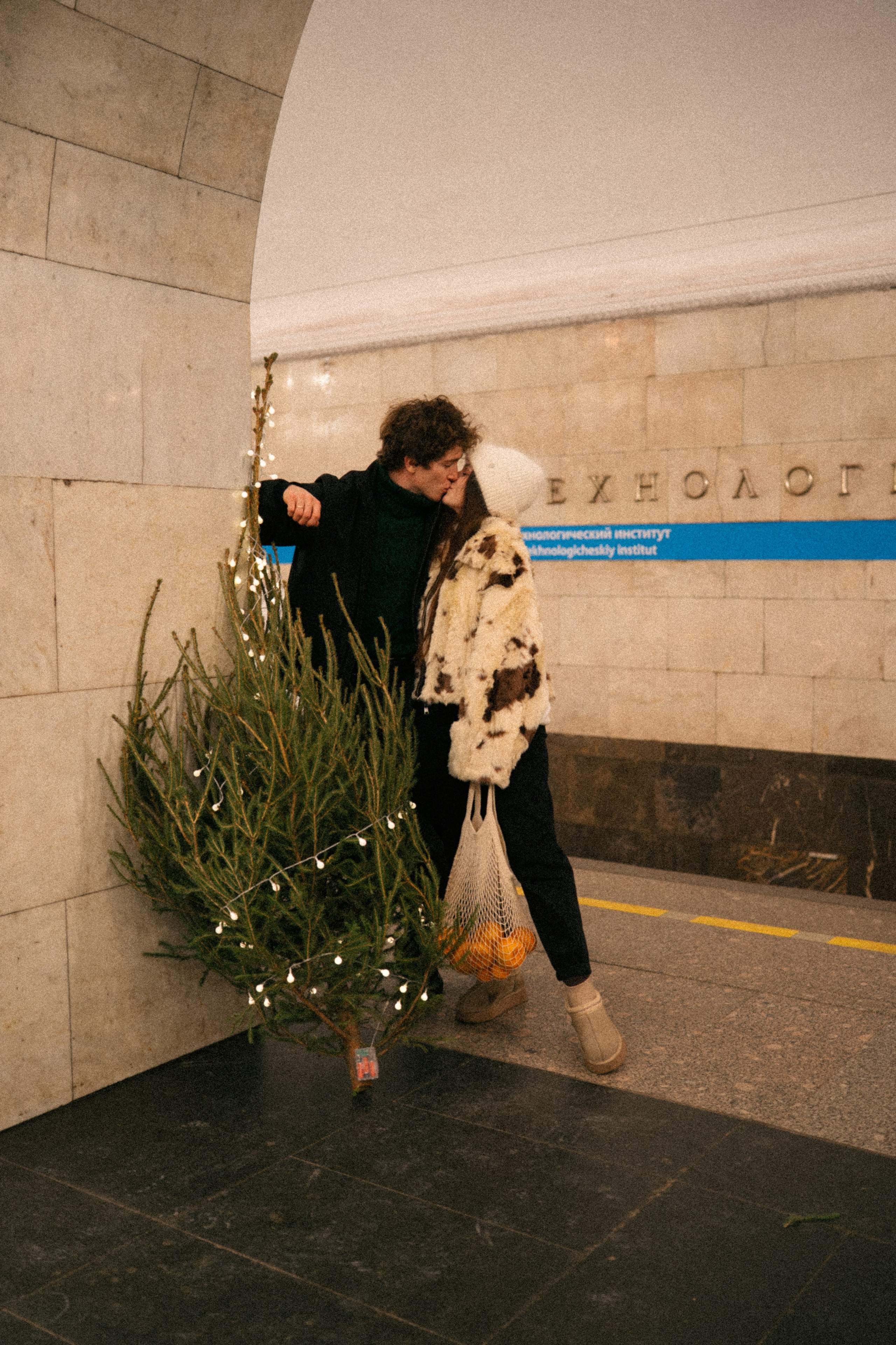 НОВОГОДНЯЯ ПРОГУЛКА ПАРЫ ПО ЧЕРНЫШЕВСКОЙ ПЕРЕД НОВЫМ ГОДОМ. Профессиональный фотограф, Санкт-Петербург — Виктория Богомолова