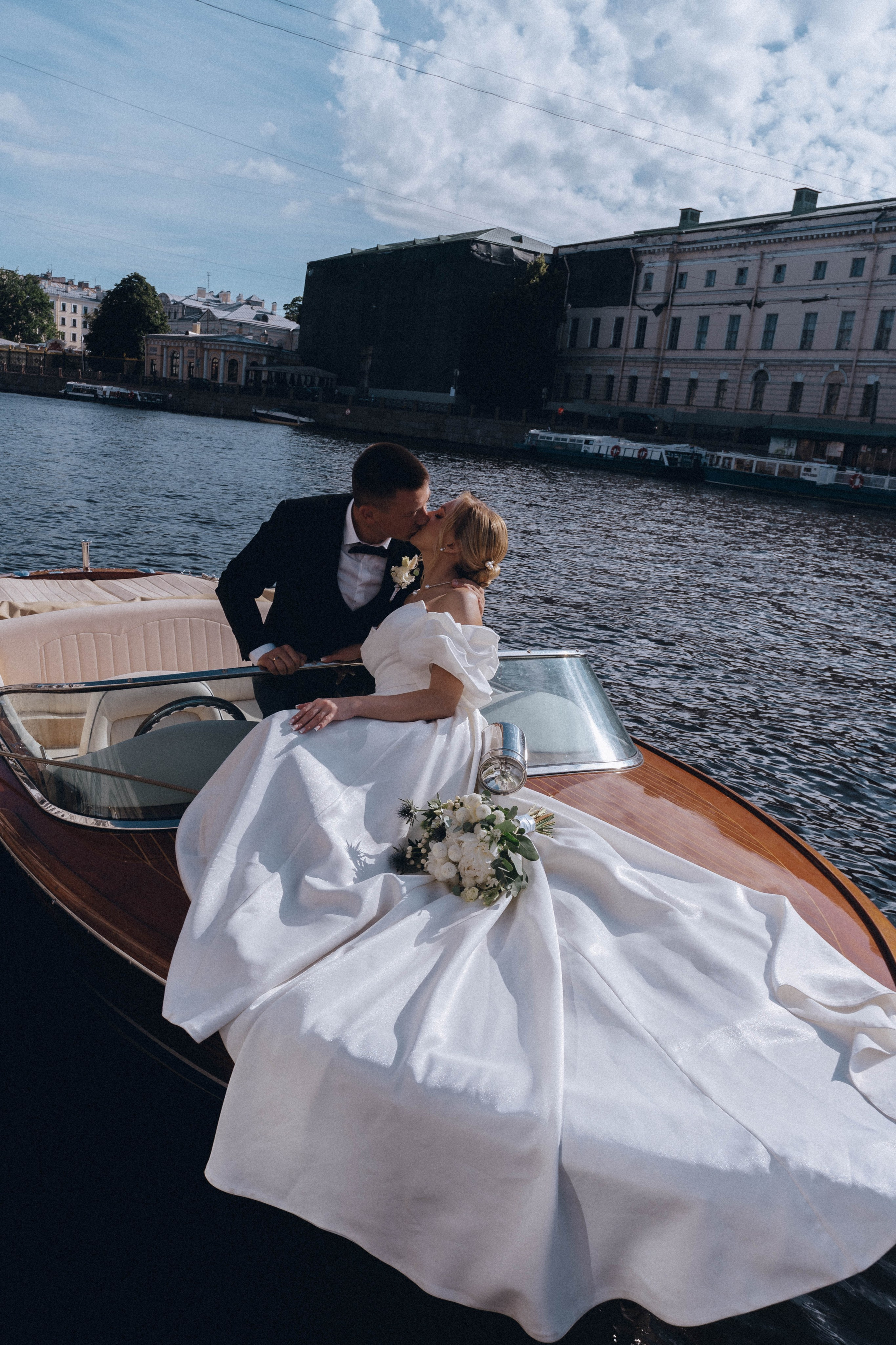 СВАДЕНБНАЯ СЬЕМКА НА КАТЕРЕ ПО КАНАЛАМ САНКТ-ПЕТЕРБУРГА И В АКВАТОРИИ НЕВЫ. Профессиональный фотограф, Санкт-Петербург — Виктория Богомолова