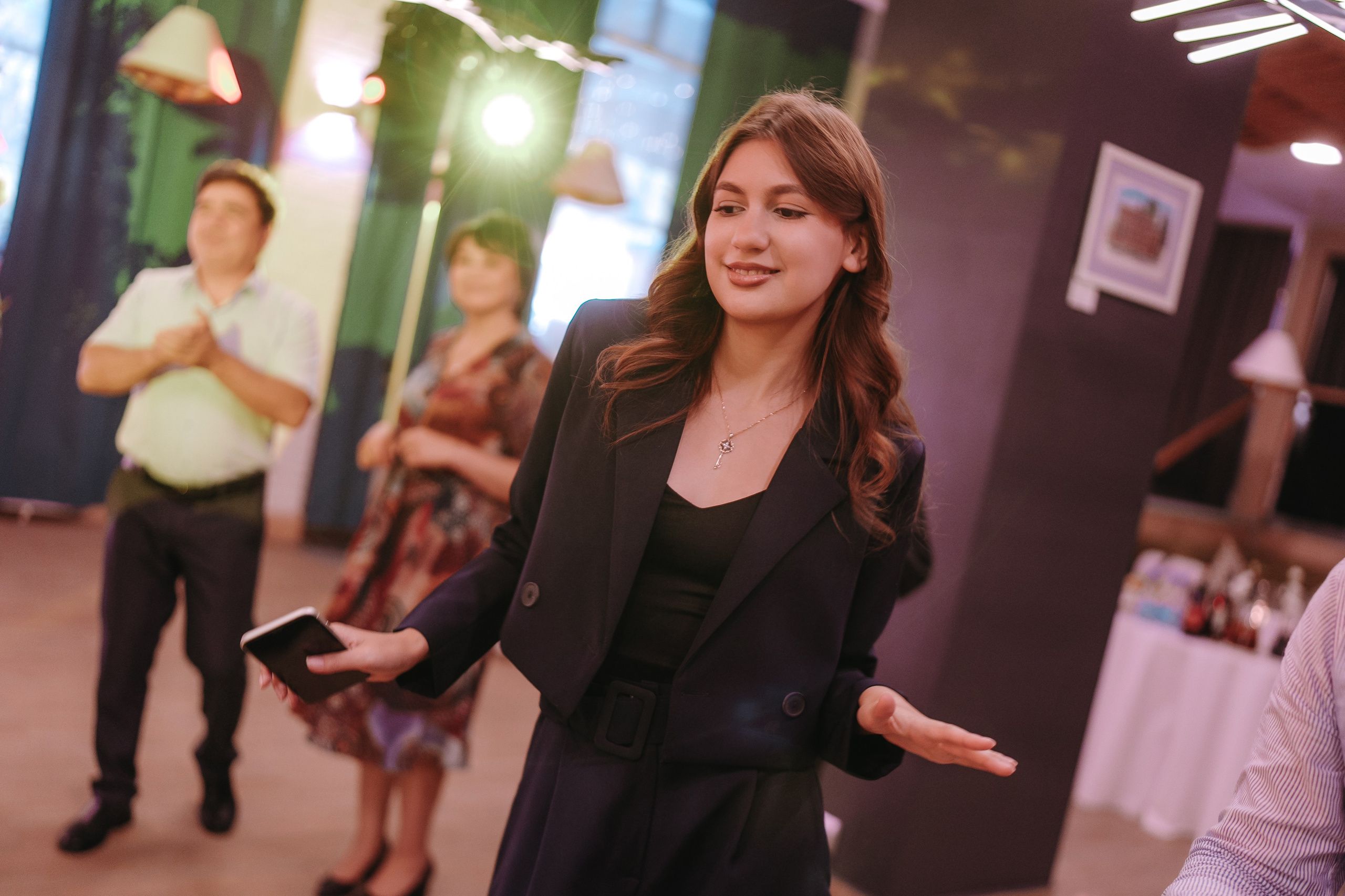 БАНКЕТНЫЙ ЗАЛ НЕСТЕРОВ, ВЕДУЩАЯ АЙГУЛЬ АХМЕТОВА