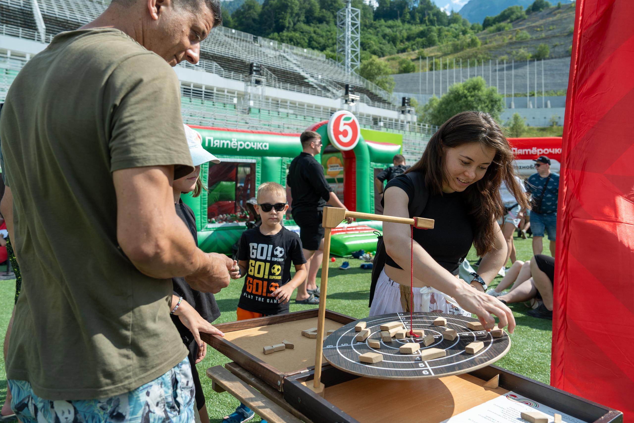 Фотоотчет партнеской интеграции для сети «Пятерочка» на фестивале «Grounded». Репортажный фотограф в Красной Поляне и Сочи Павлюченко Екатерина