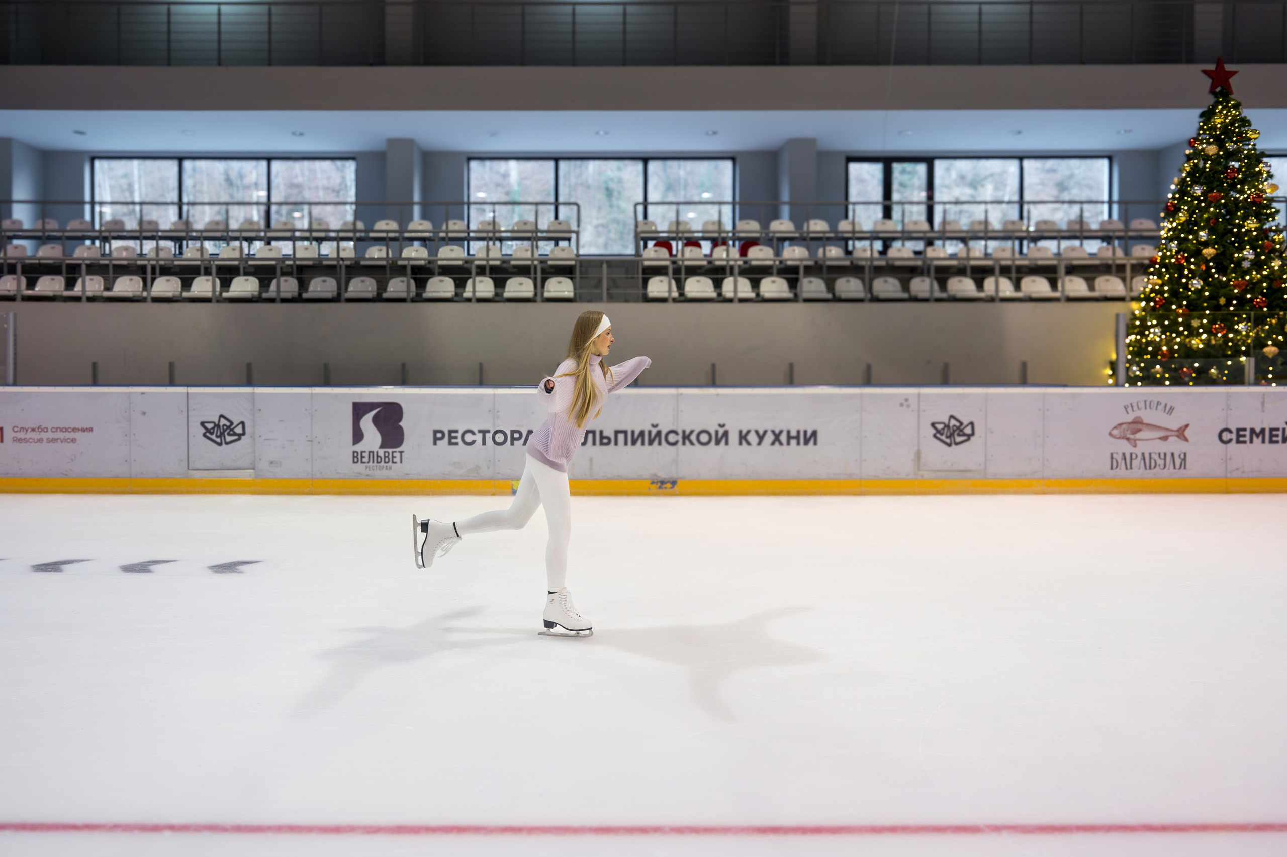 Контент съемка на катке для курорта Роза Хутор. Репортажный фотограф в Красной Поляне и Сочи Павлюченко Екатерина