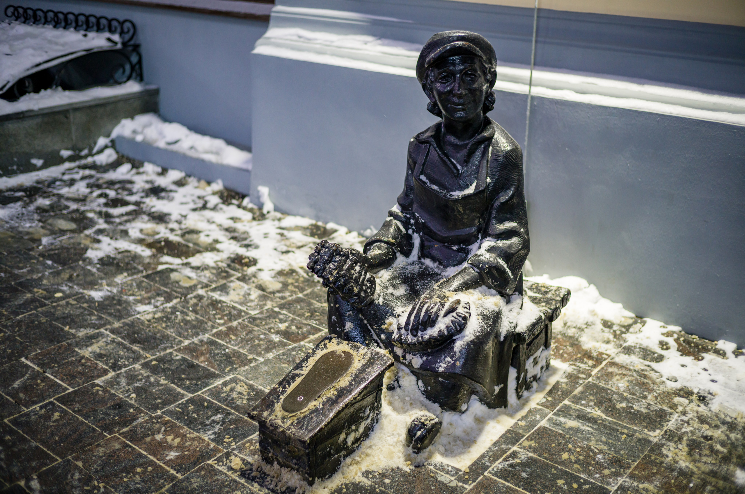 Скульптура мальчика, чистящего обувь в Нижнем Новгороде