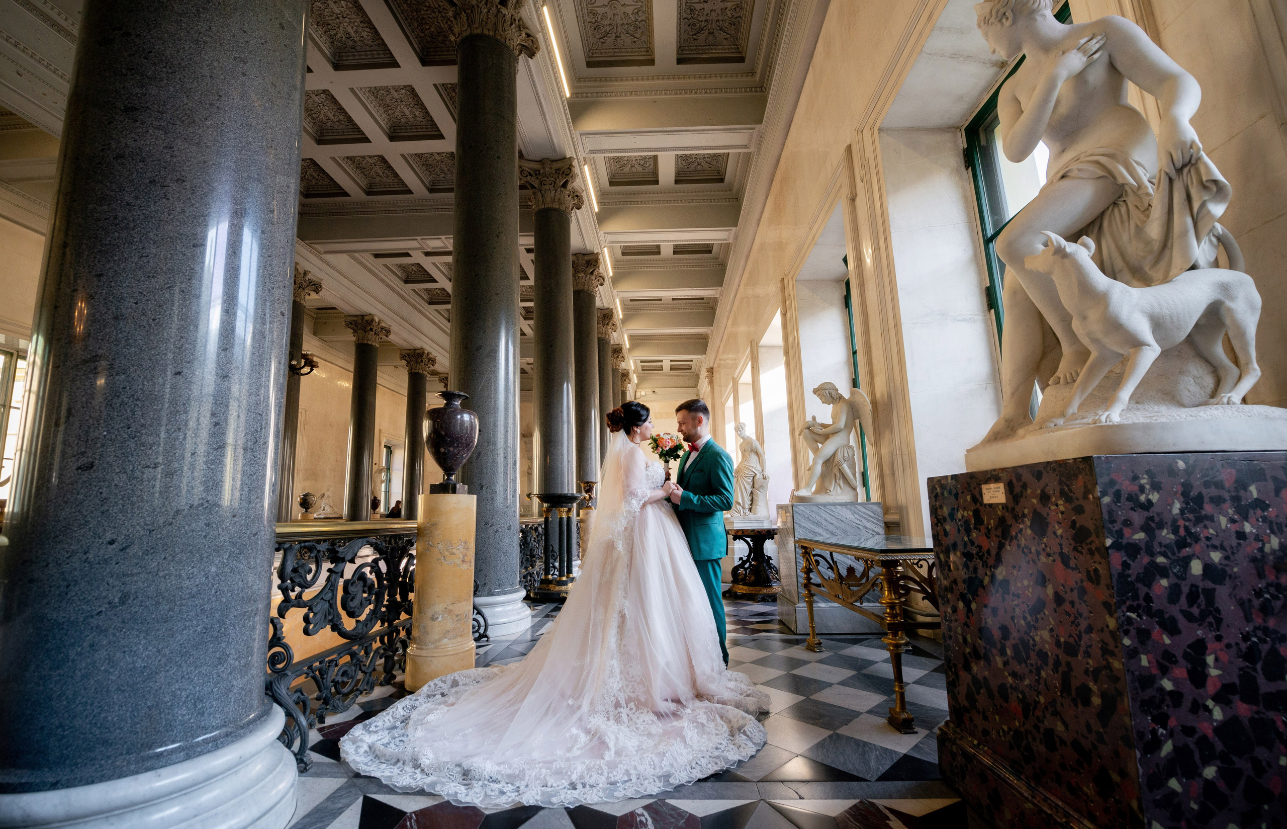 Самая красивая свадебная фотосессия в Эрмитаже. Лучшие свадебные фотографии в Эрмитажа. Портретный, семейный и свадебный фотограф в Санкт-Петербурге и в Пушкине Ширяев Денис