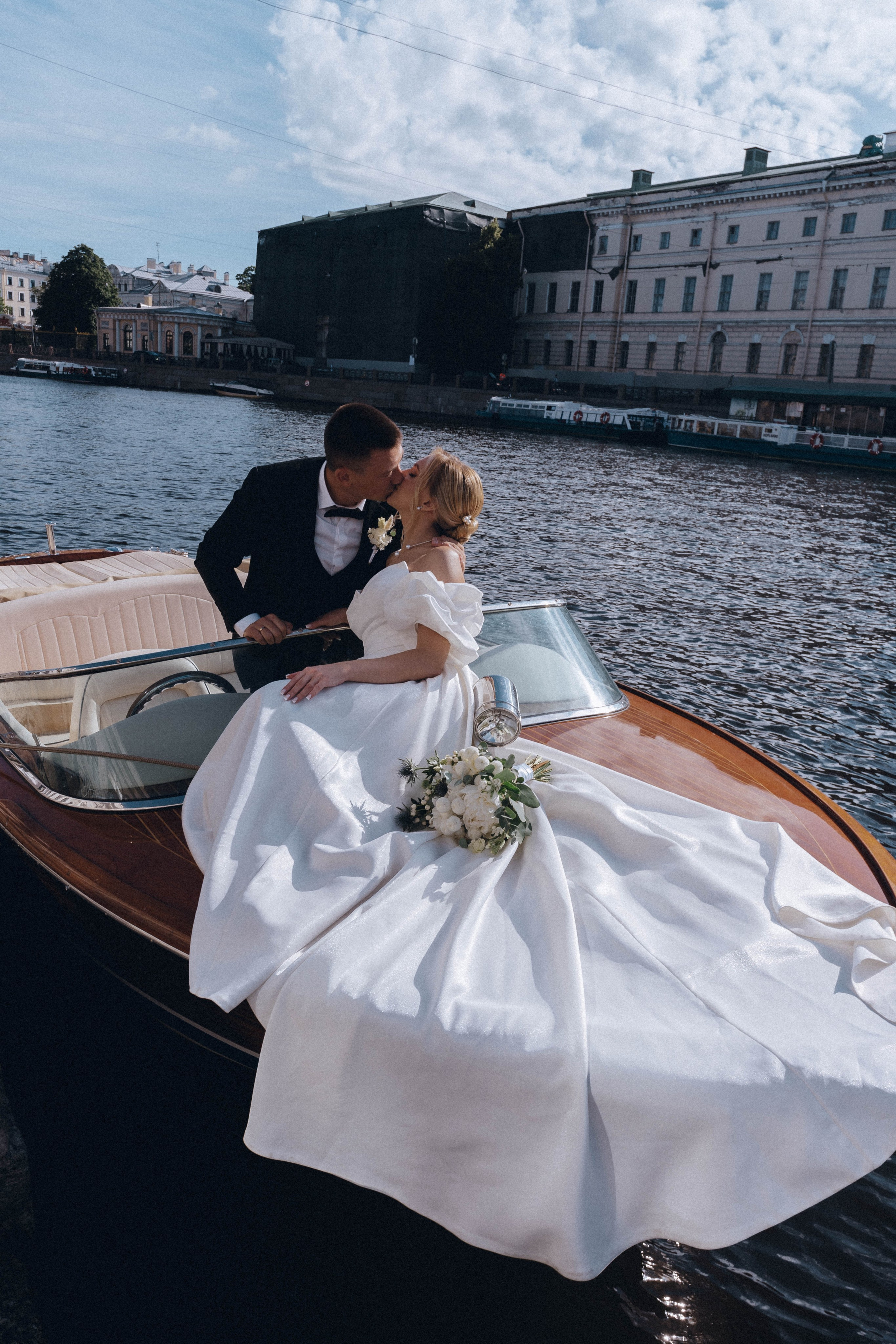 СВАДЕНБНАЯ СЬЕМКА НА КАТЕРЕ ПО КАНАЛАМ САНКТ-ПЕТЕРБУРГА И В АКВАТОРИИ НЕВЫ. Профессиональный фотограф, Санкт-Петербург — Виктория Богомолова