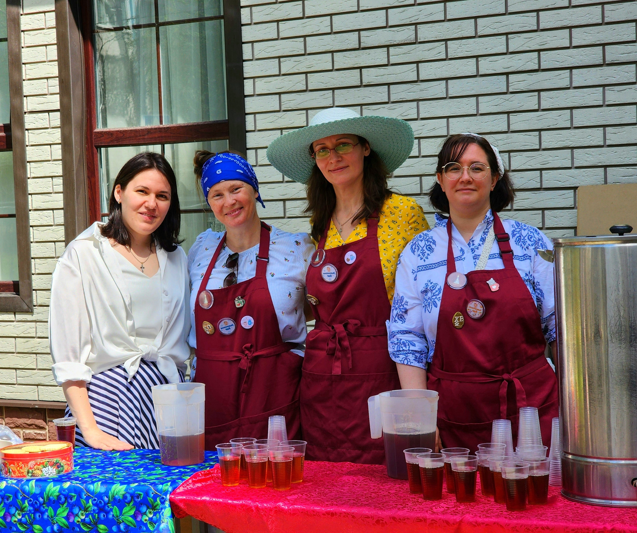 Женщины разливают чай