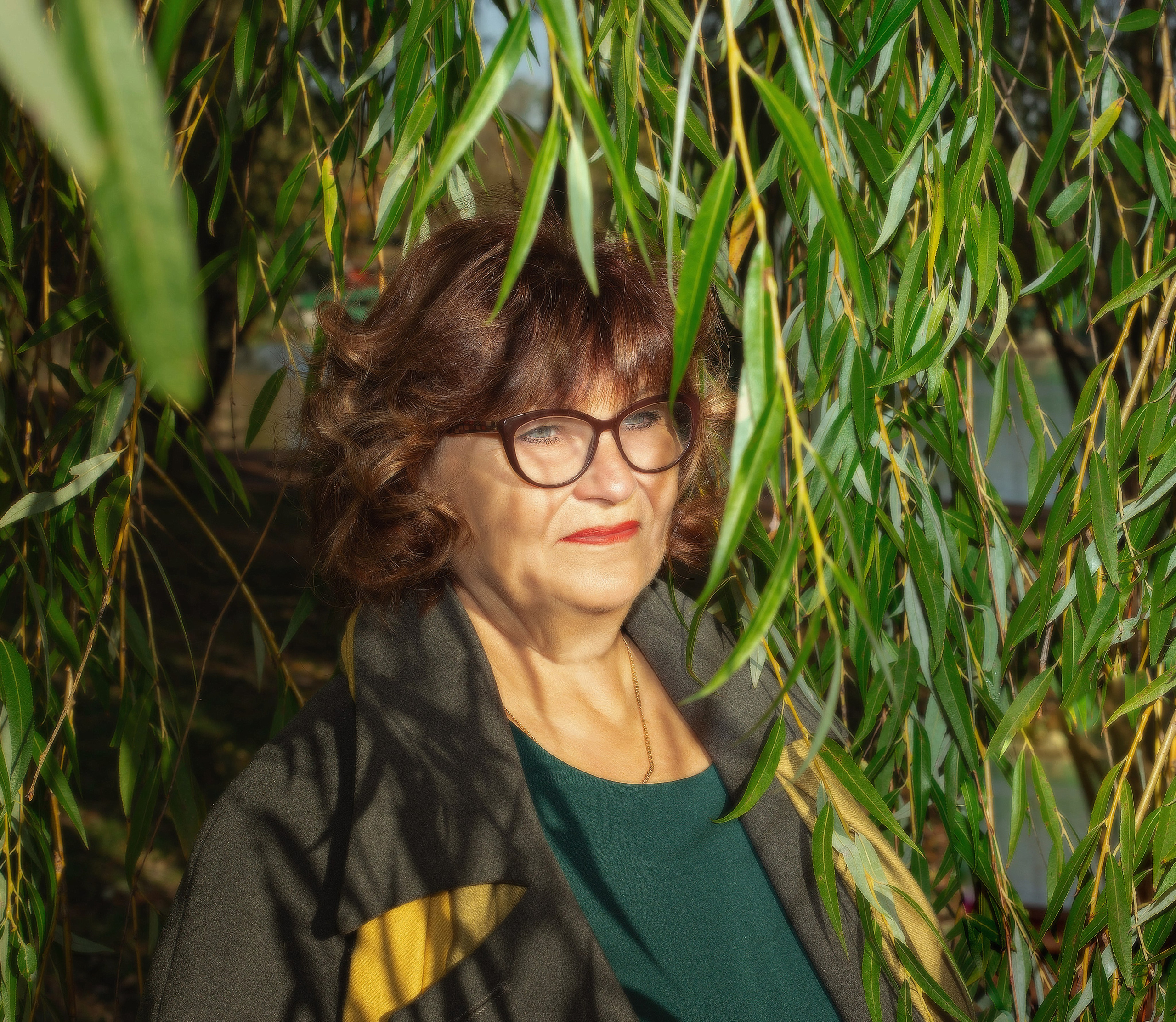 Женский портрет в парке. Женская красота.