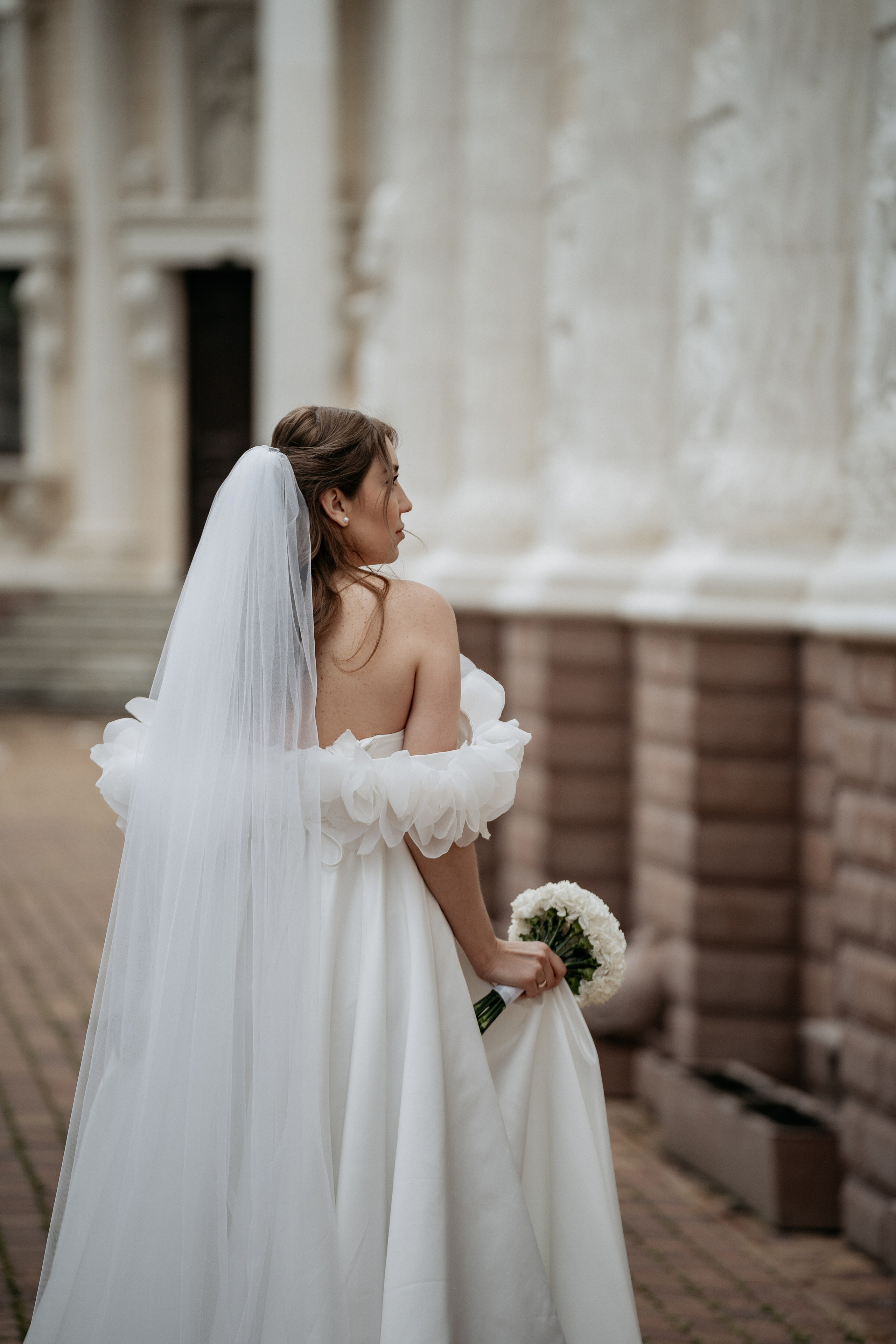 Портрет невесты в тени деревьев – естественная красота в Старом парке