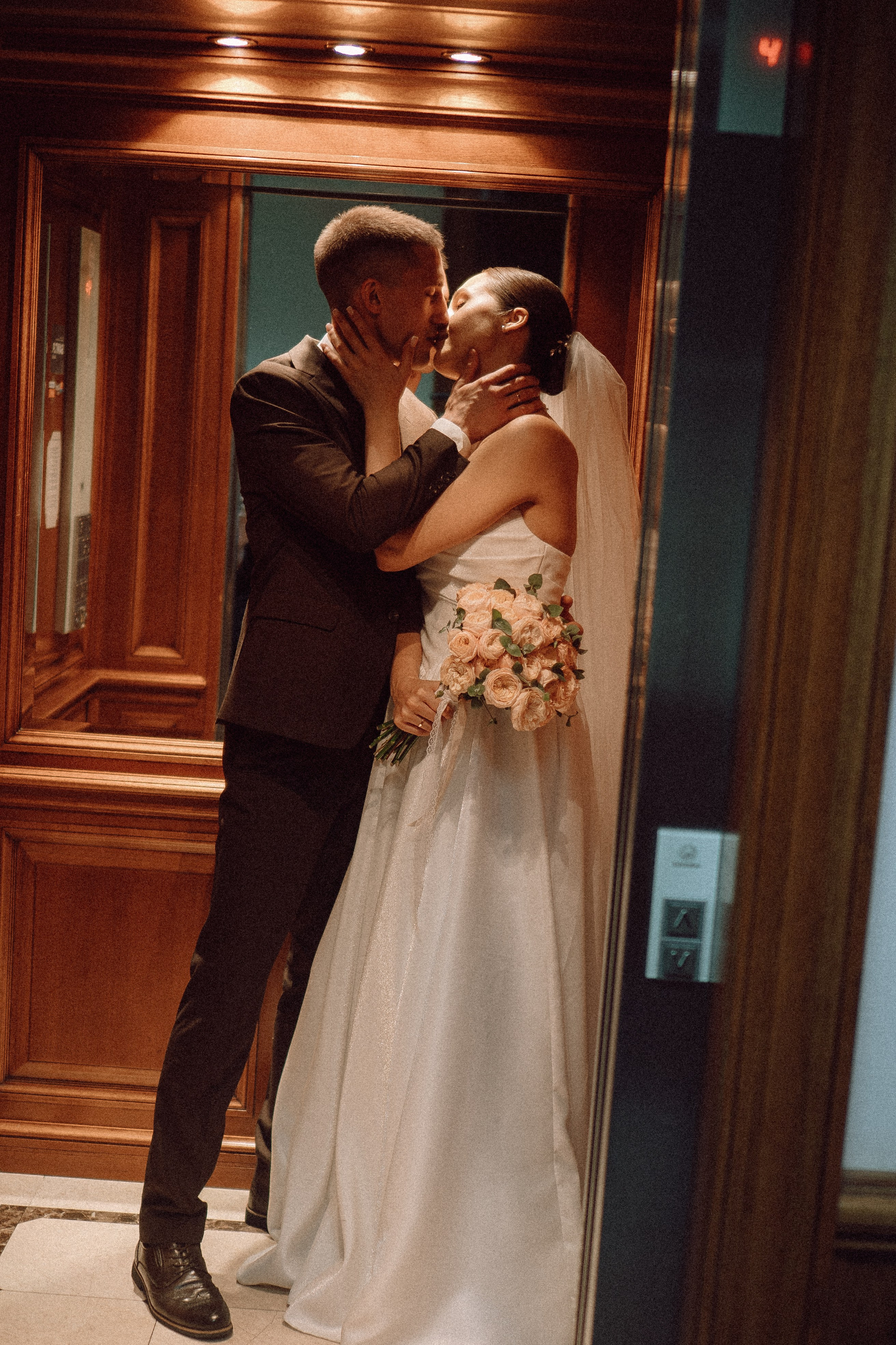 СВАДЕБНАЯ ПРОГУЛКА В САНТК-ПЕТЕРБУРГЕ (ИСАКИЕВСКИЙ СОБОР, ЗИМНЯЯ КАНАВКА, ЭРМИТАЖ И БОЛЬШАЯ МОРСКАЯ УЛИЦА). Профессиональный фотограф, Санкт-Петербург — Виктория Богомолова