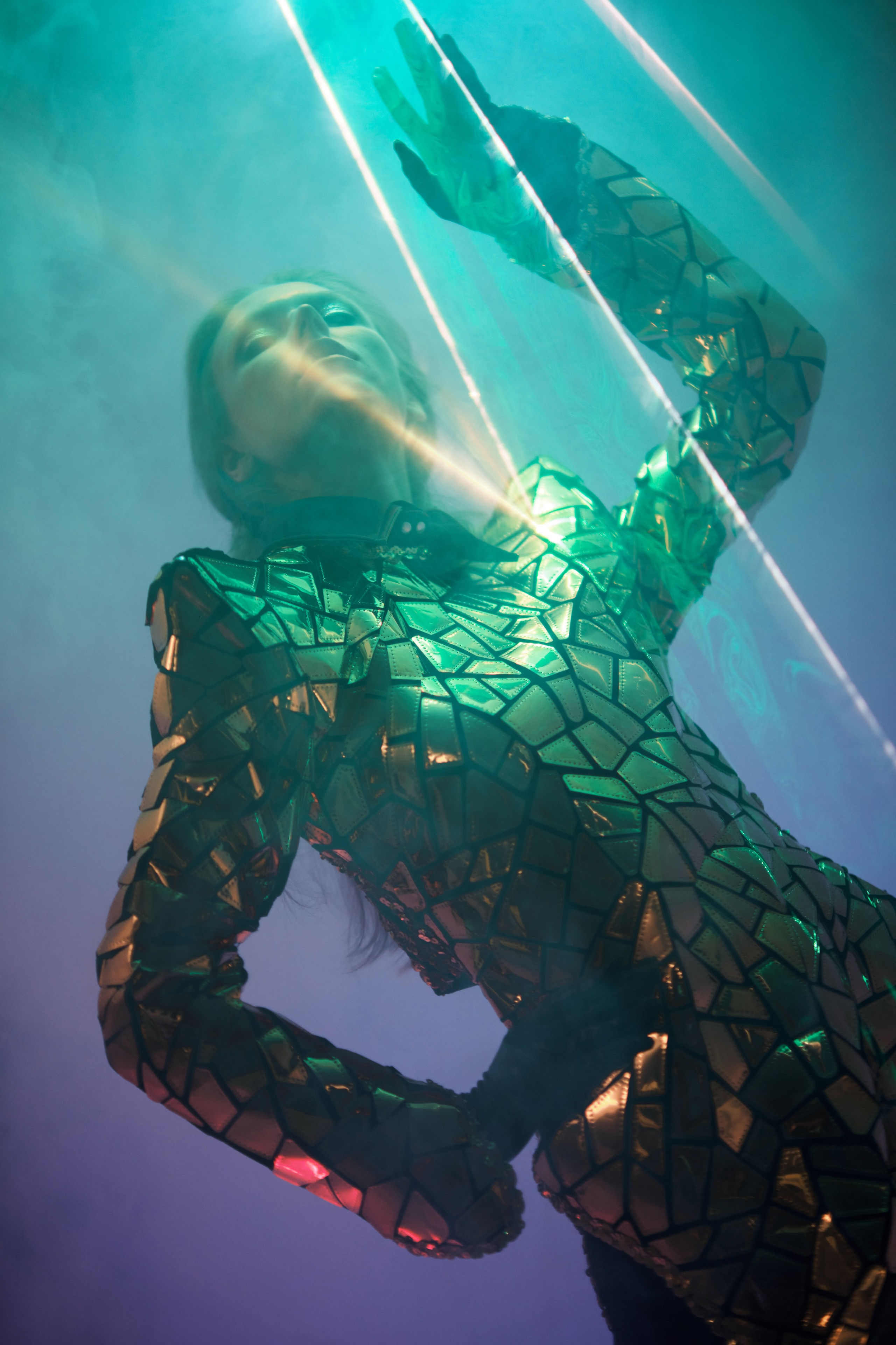 Фотосессия в стиле футуристической моды девушка в зеркальном костюме с отражения лазера