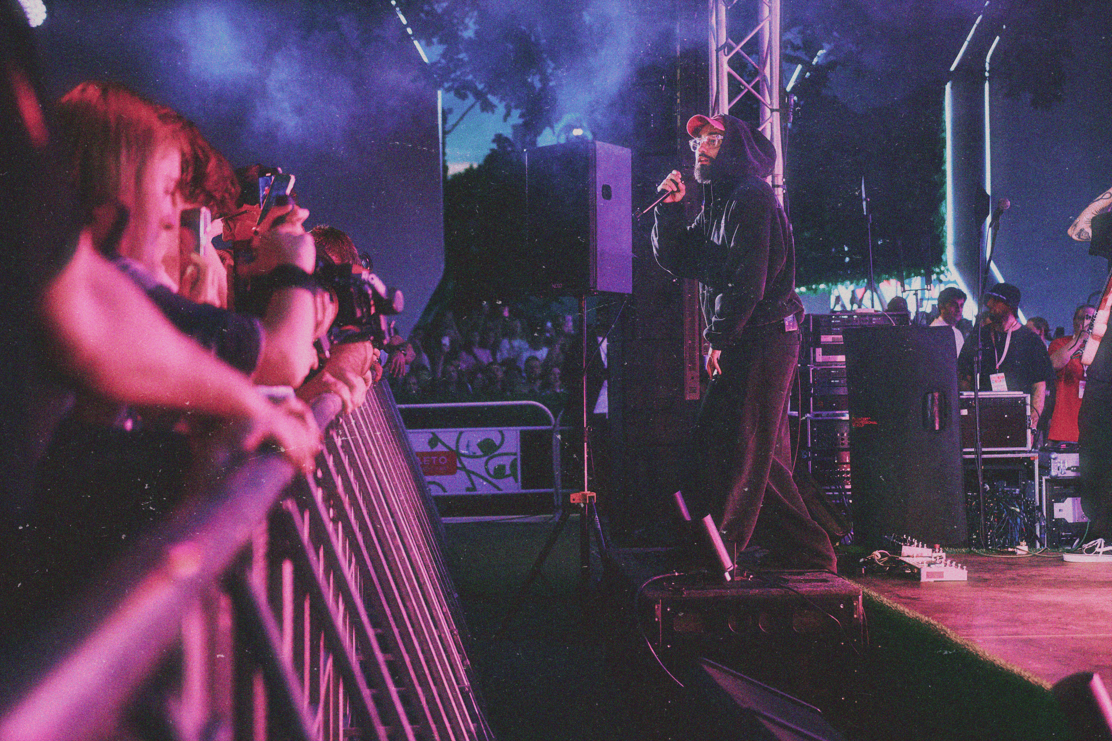 Съёмка с концерта МОТа: толпа фанатов и артист. Шилов Арсений — репортажный фотограф в Москве