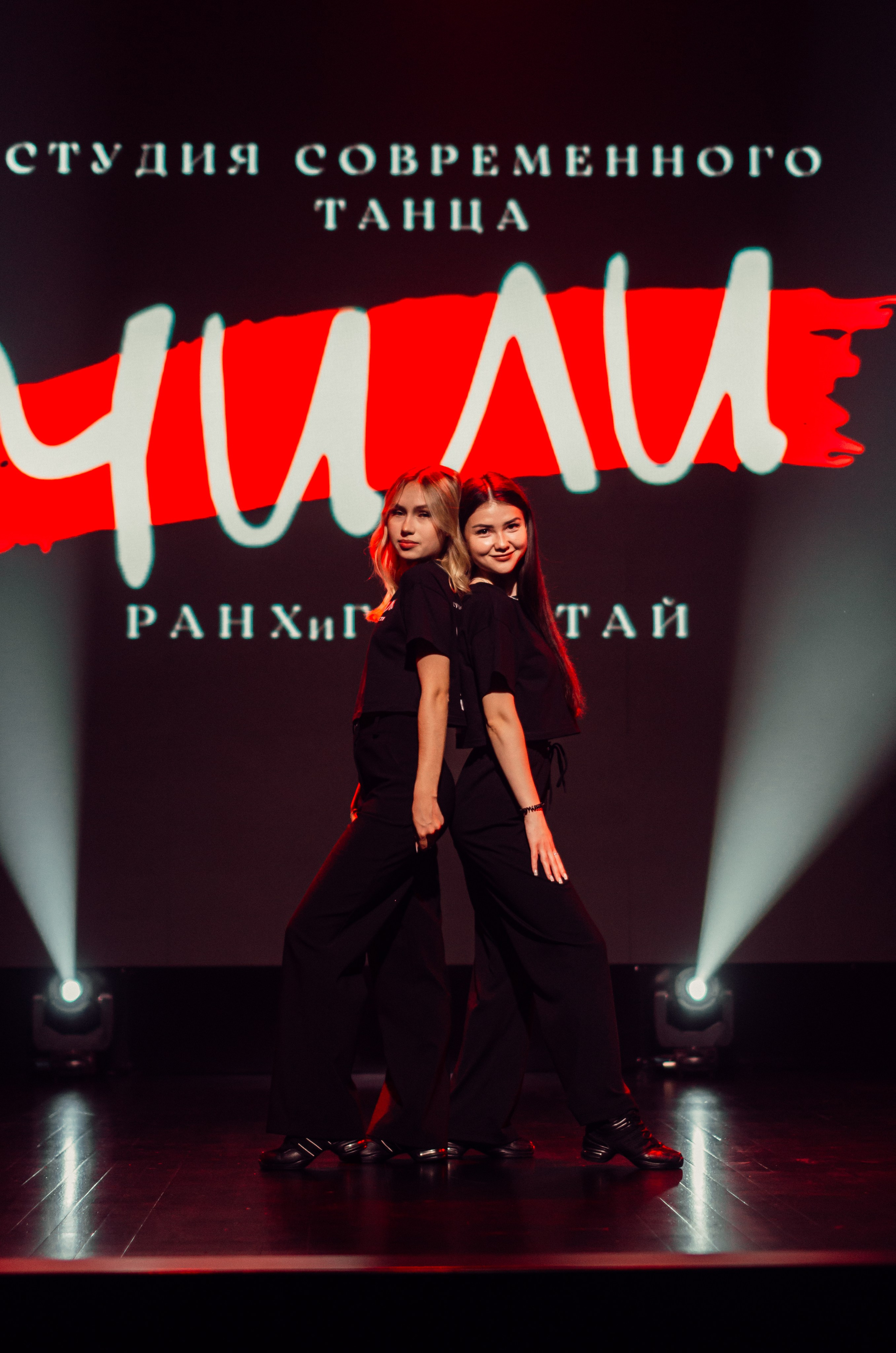 Групповая фотосъемка танцевального коллектива. Денисова Аля — фотограф для парных съемок и индивидуальных историй в Барнауле