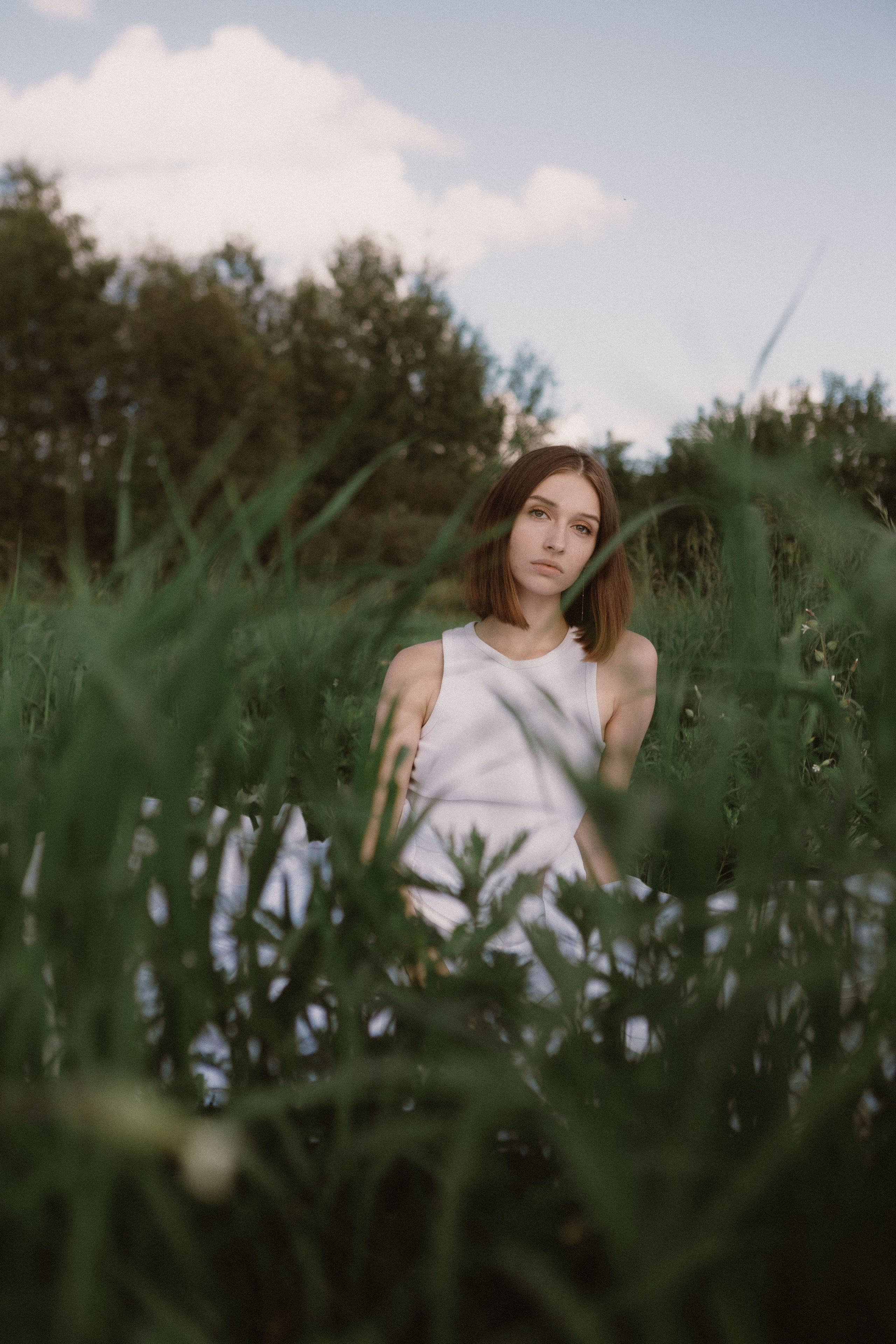 Летняя фотосессия в поле. Девушка в поле в кровати