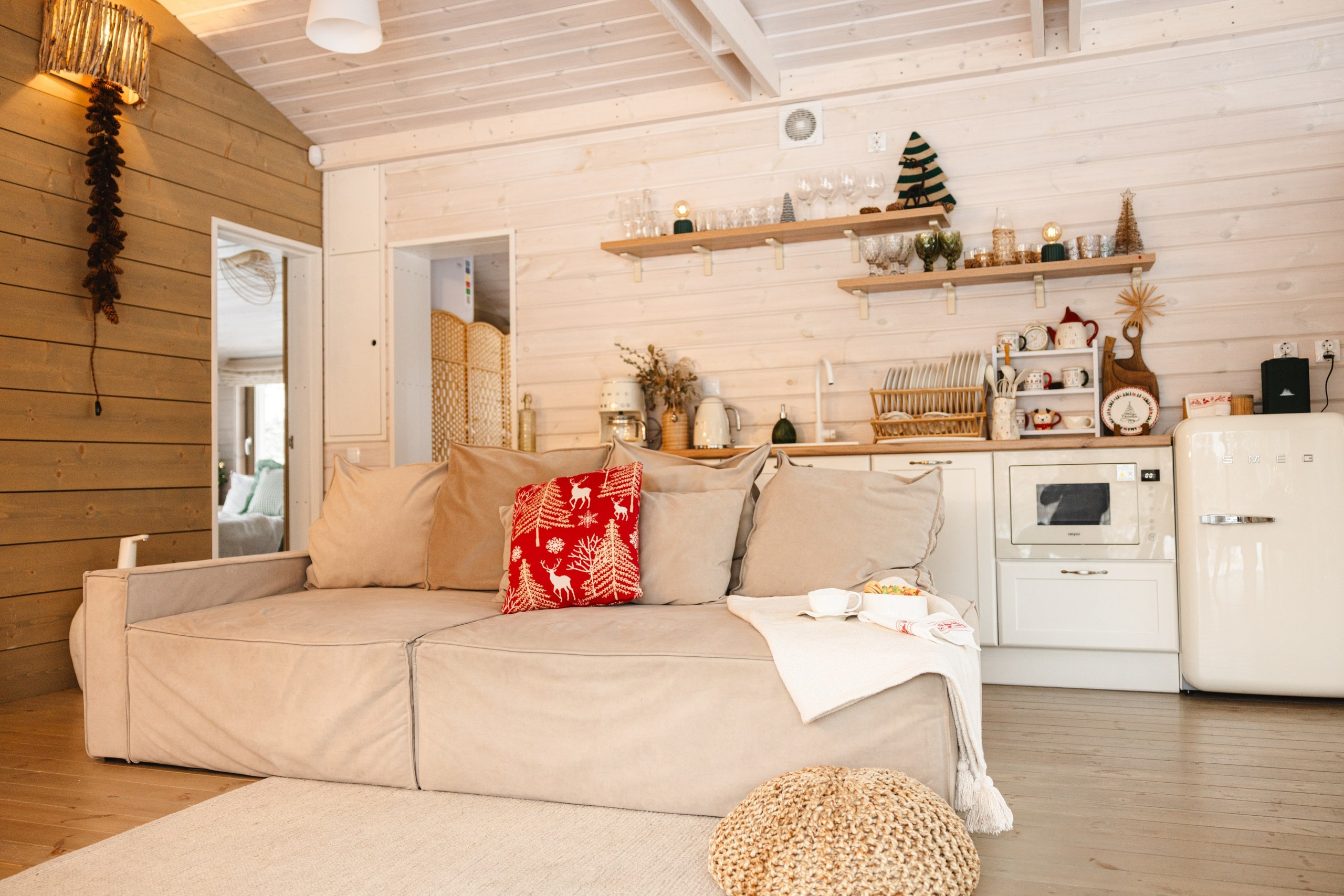 Украшение загородного дома 'Панорама' в Сургуте: сказочные зимние декорации, яркие гирлянды, новогодние украшения, ёлка и ёлочные игрушки