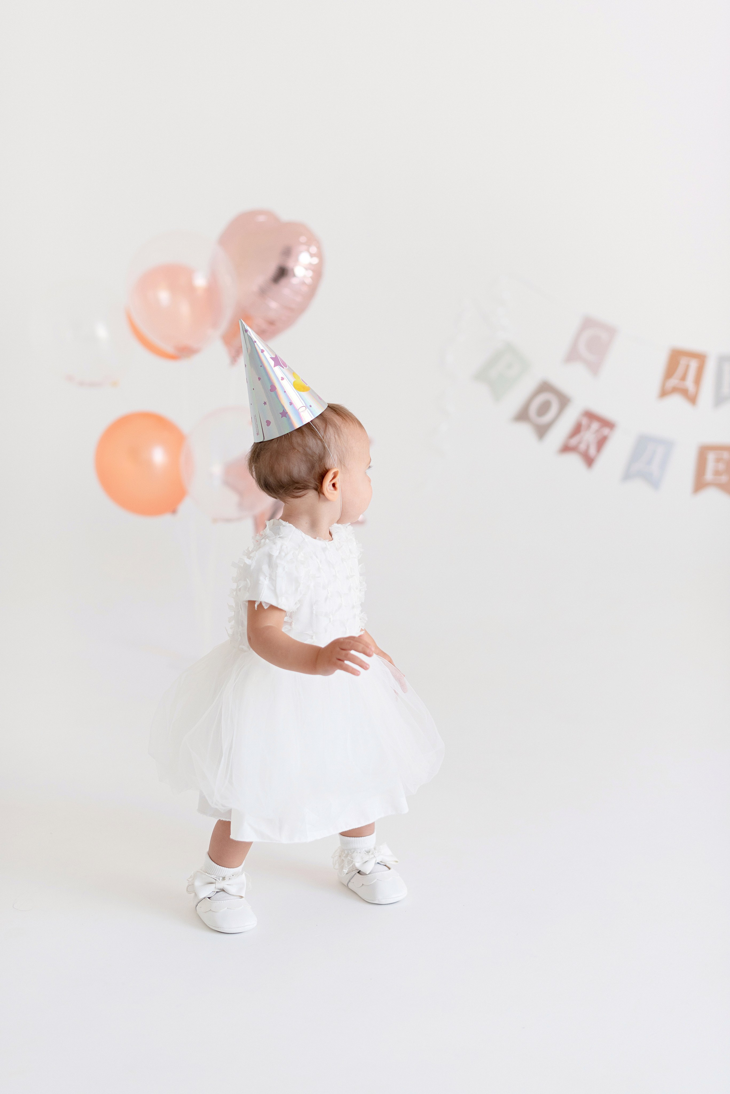 Фотосессия дня рождения малыша в студии, торт, воздушные шары, мыльные пузыри, профессиональный фотограф в Сургуте и Нефтеюганске.