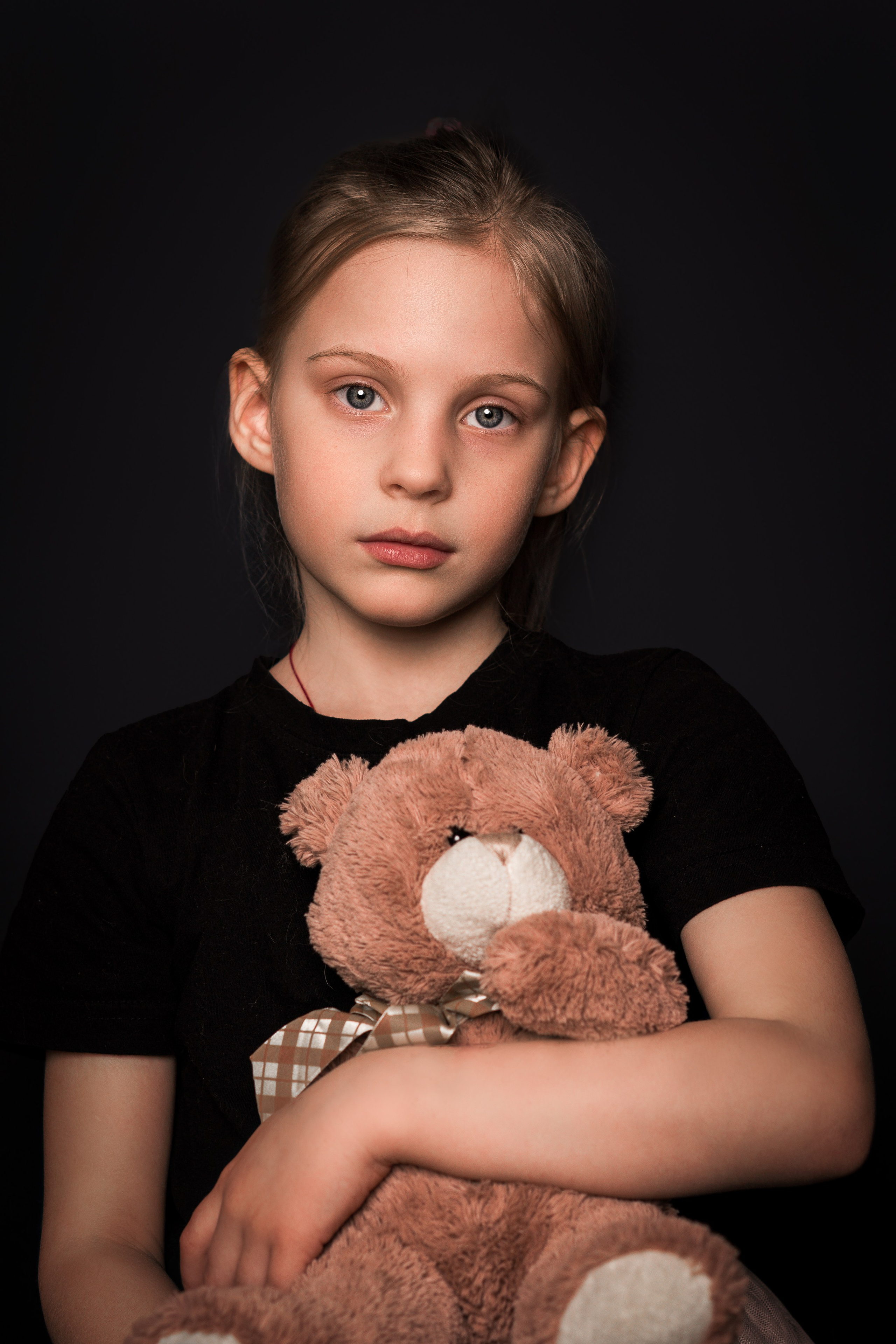 Детский сад, портреты на чёрном фоне. Фотограф Шунова Саша