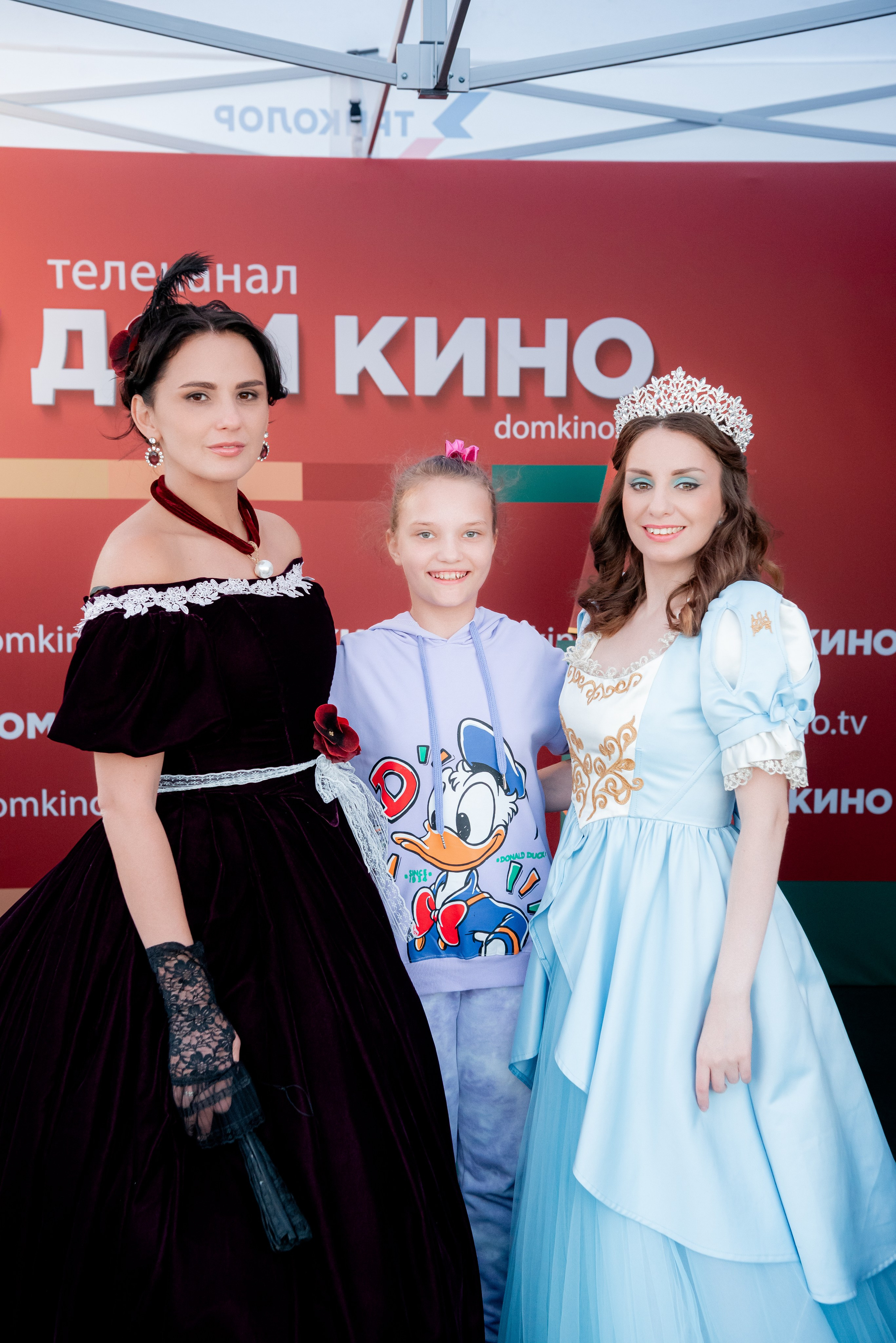 Портретные фото с артистами в палатке Триколор Дом Кинов на день города Волгоград. Фотограф в Волгограде и Волжском Александр Горбань