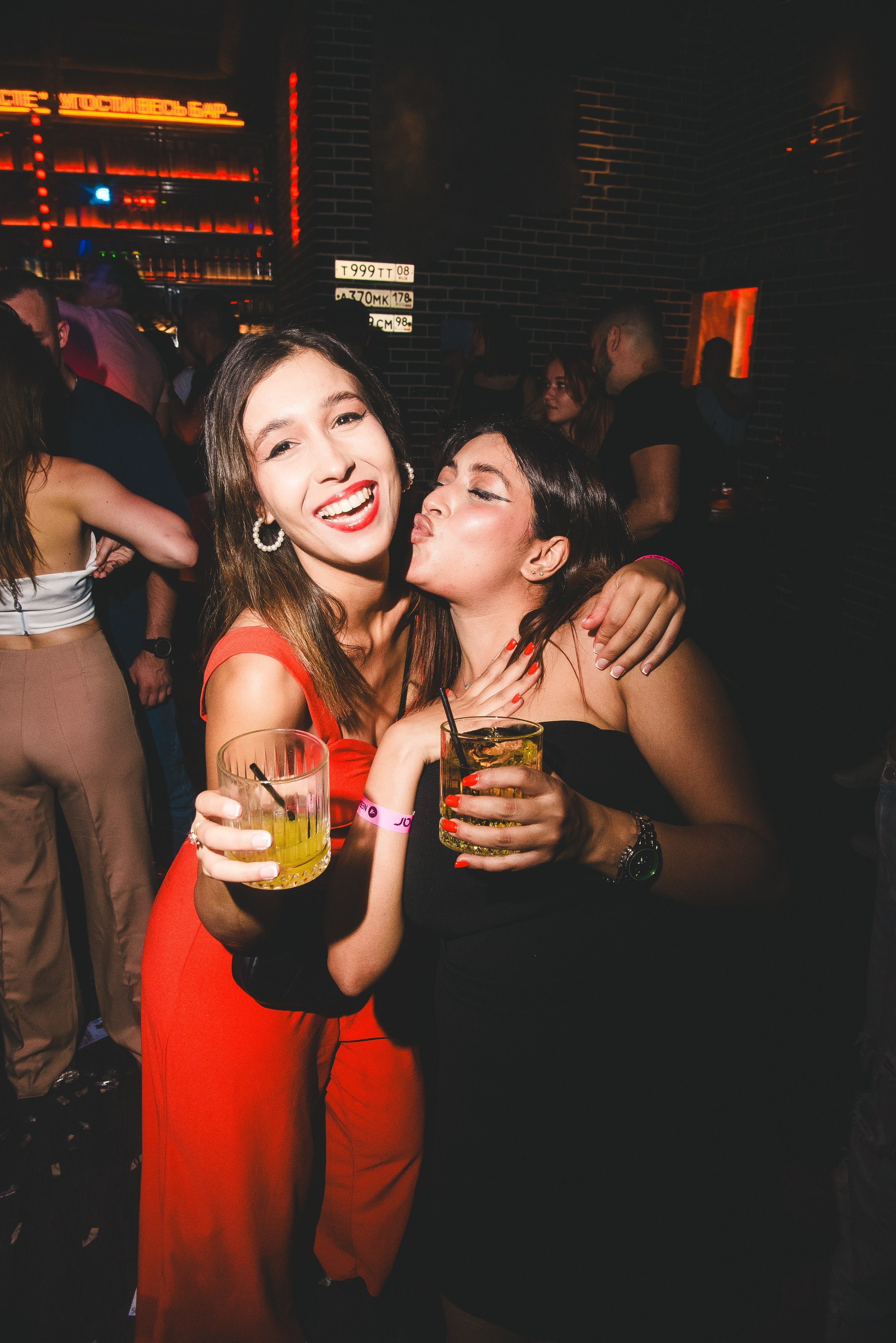 Фотоотчёты о вечеринках для НеБар Волгоград. Или стиль «пьяный фотограф». Фотограф в Волгограде и Волжском Александр Горбань