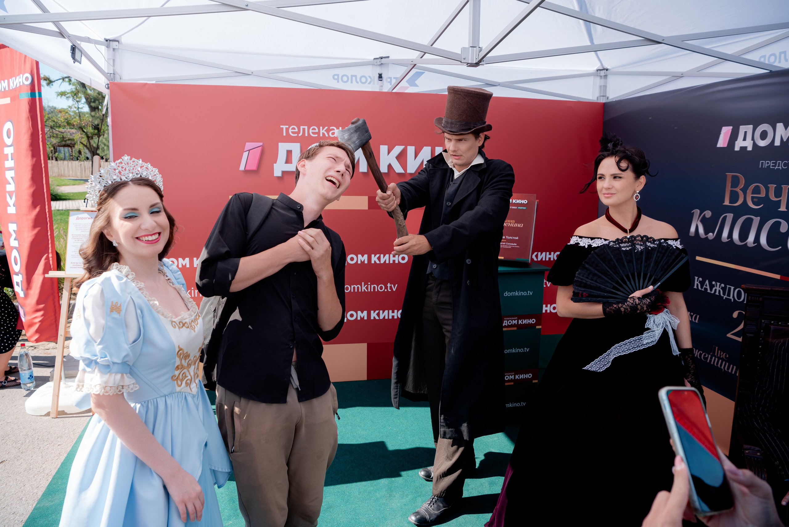 Портретные фото с артистами в палатке Триколор Дом Кинов на день города Волгоград. Фотограф в Волгограде и Волжском Александр Горбань