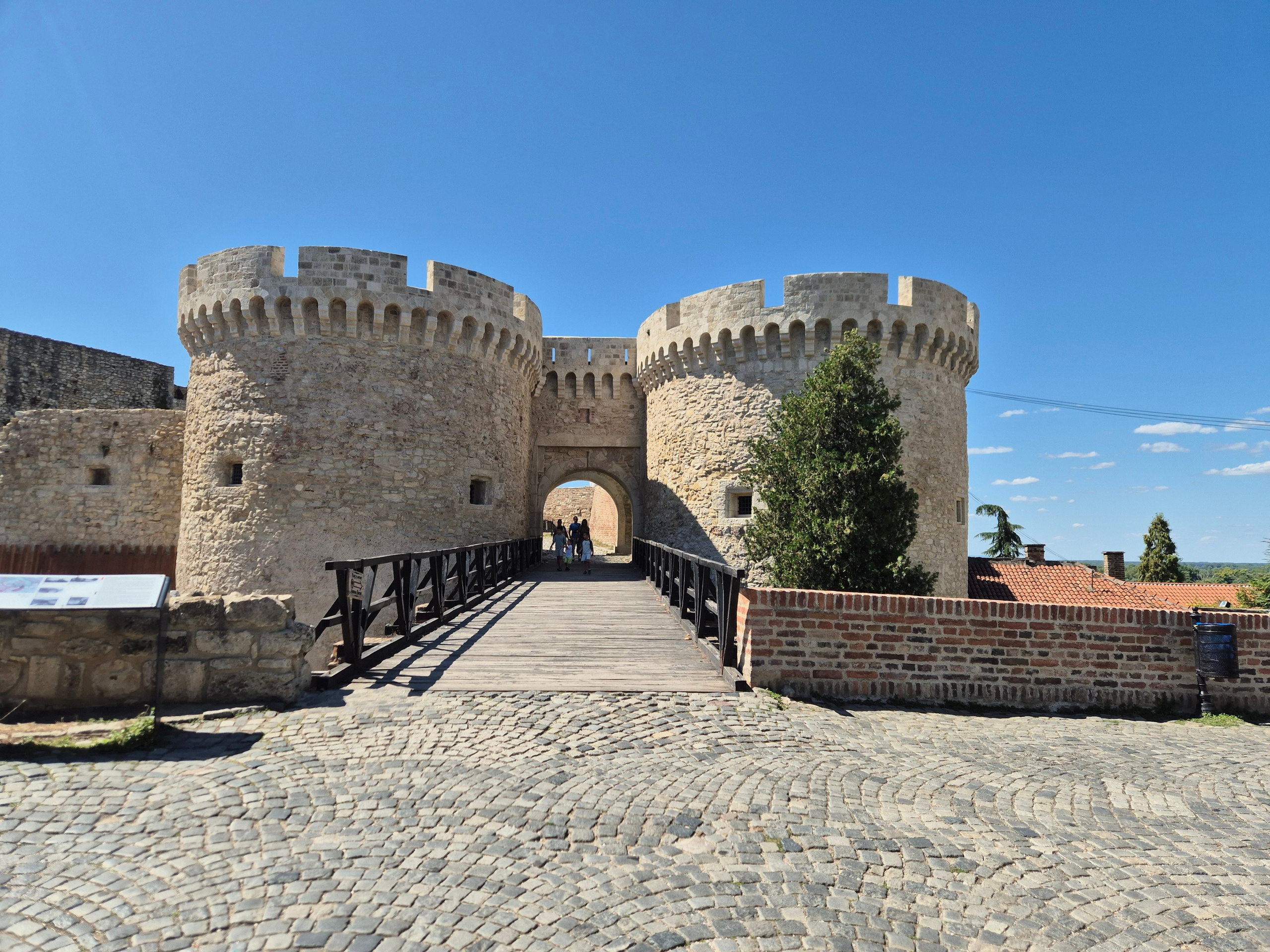 Белградская крепость на высоте у слияния рек Дунай и Сава