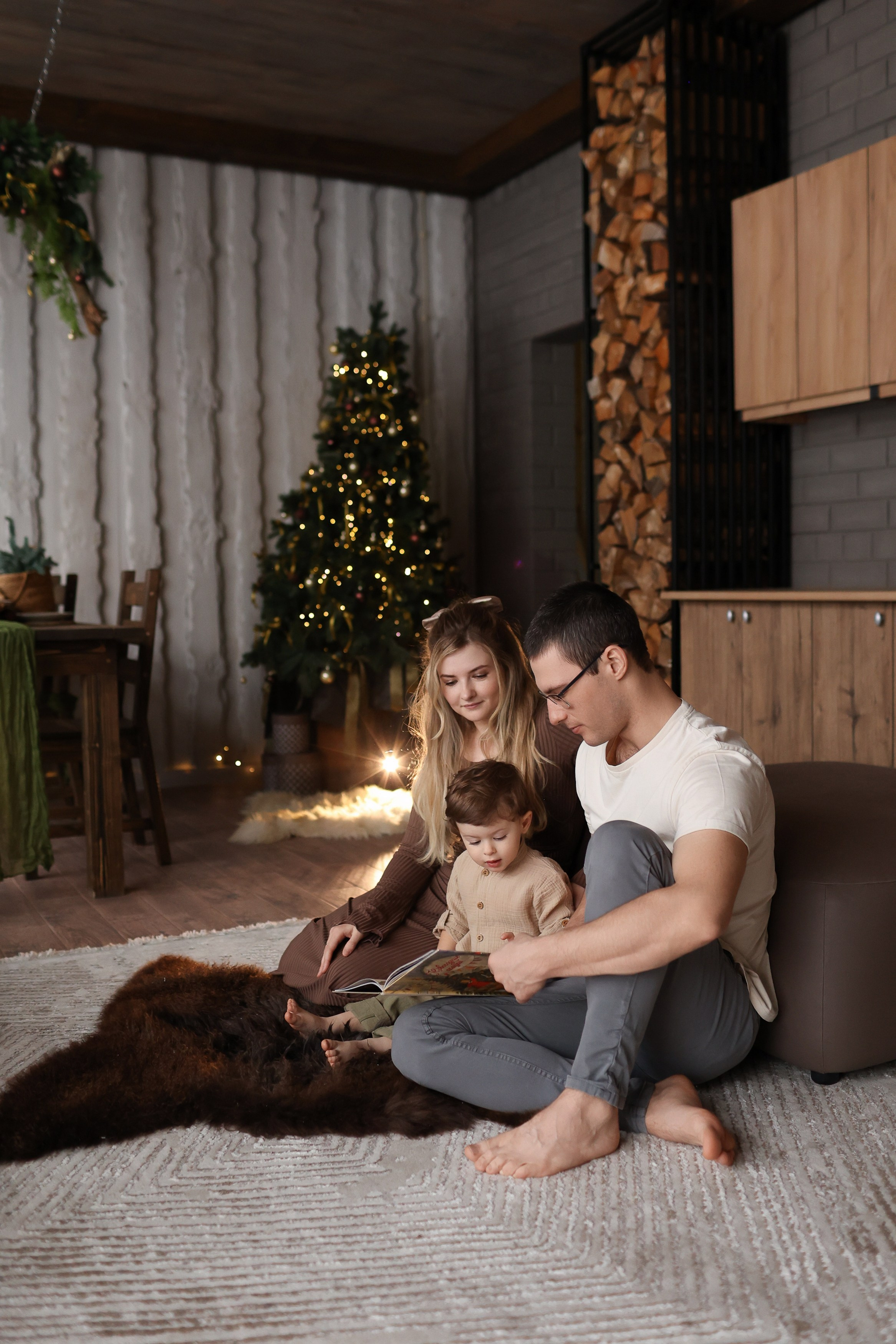 Семейная новогодняя фотосессия в загородном доме. Фотограф Владимир Москва
