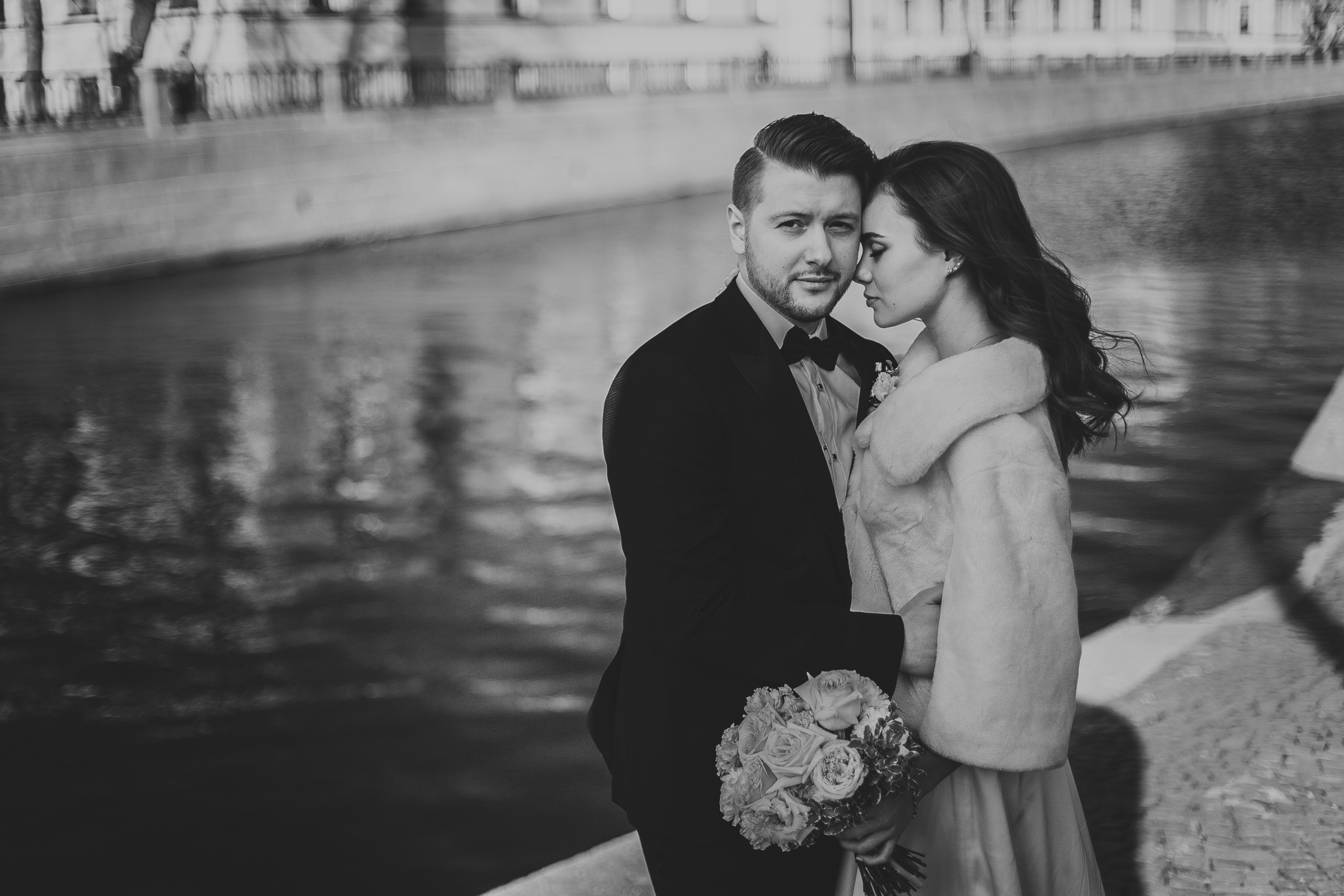 стильные жених в пиджаке и невестка в полушубке на набережной Грибоедова