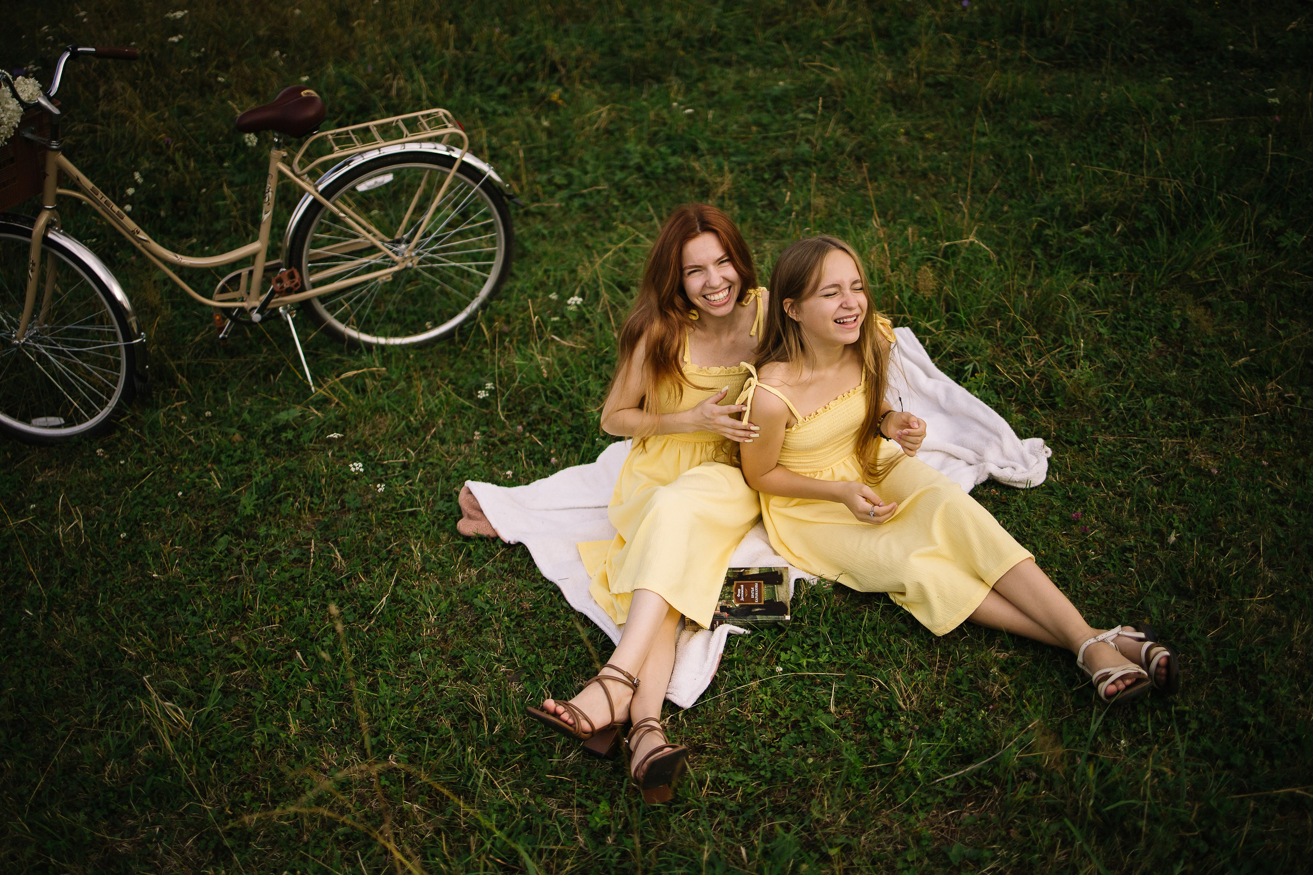 Фотосессия с сестрой загородом в поле. Семейный фотограф в Томске Максимова Екатерина