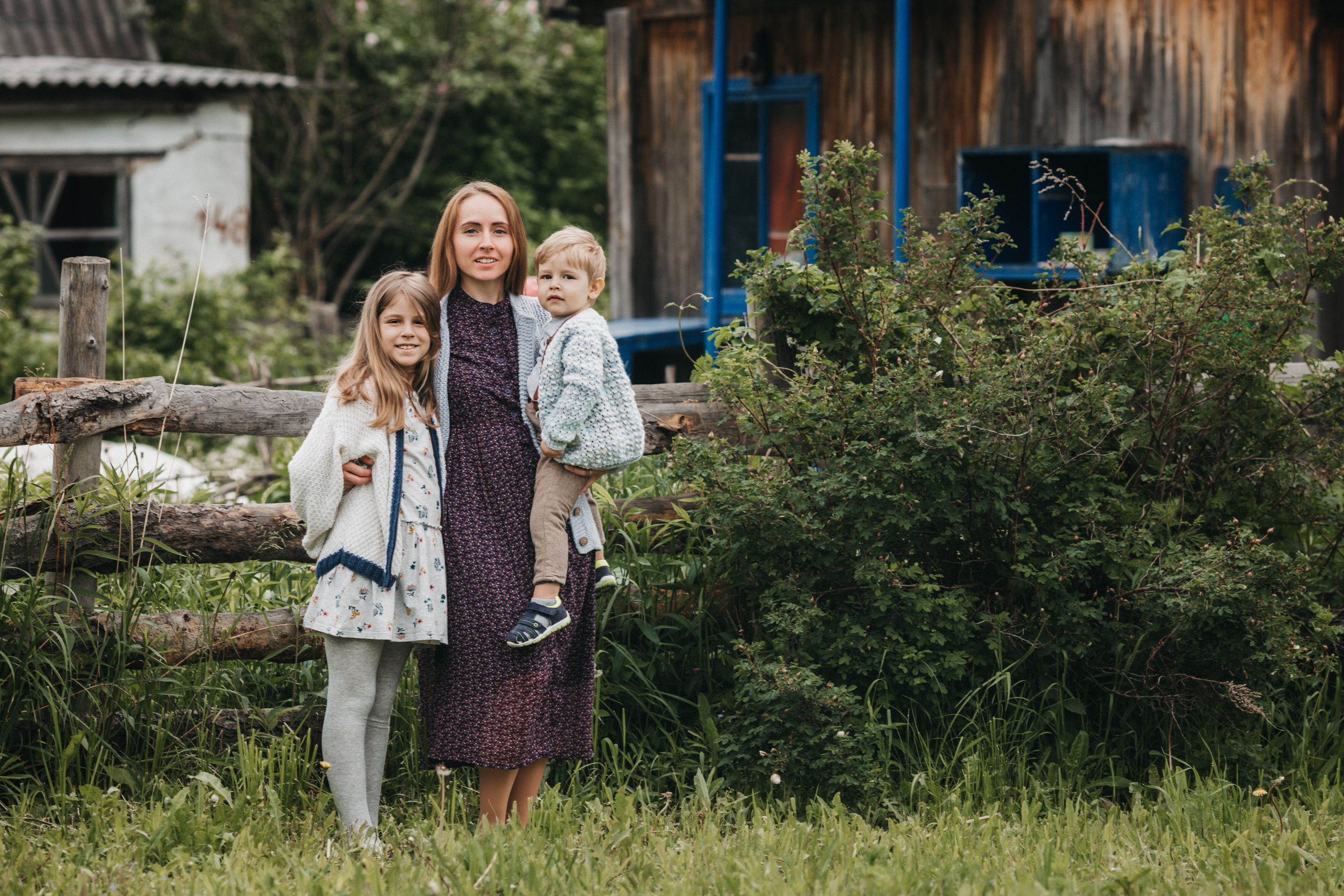 Юлия, Соня, Миша, деревенская прогулка. Семейный фотограф в Москве Марина Петра